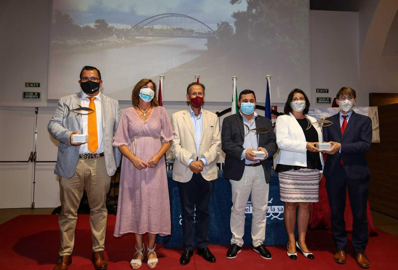 Los representantes municipales posan con los homenajeados durante el acto celebrado hoy jueves en el Centro del Vino y la Sal.