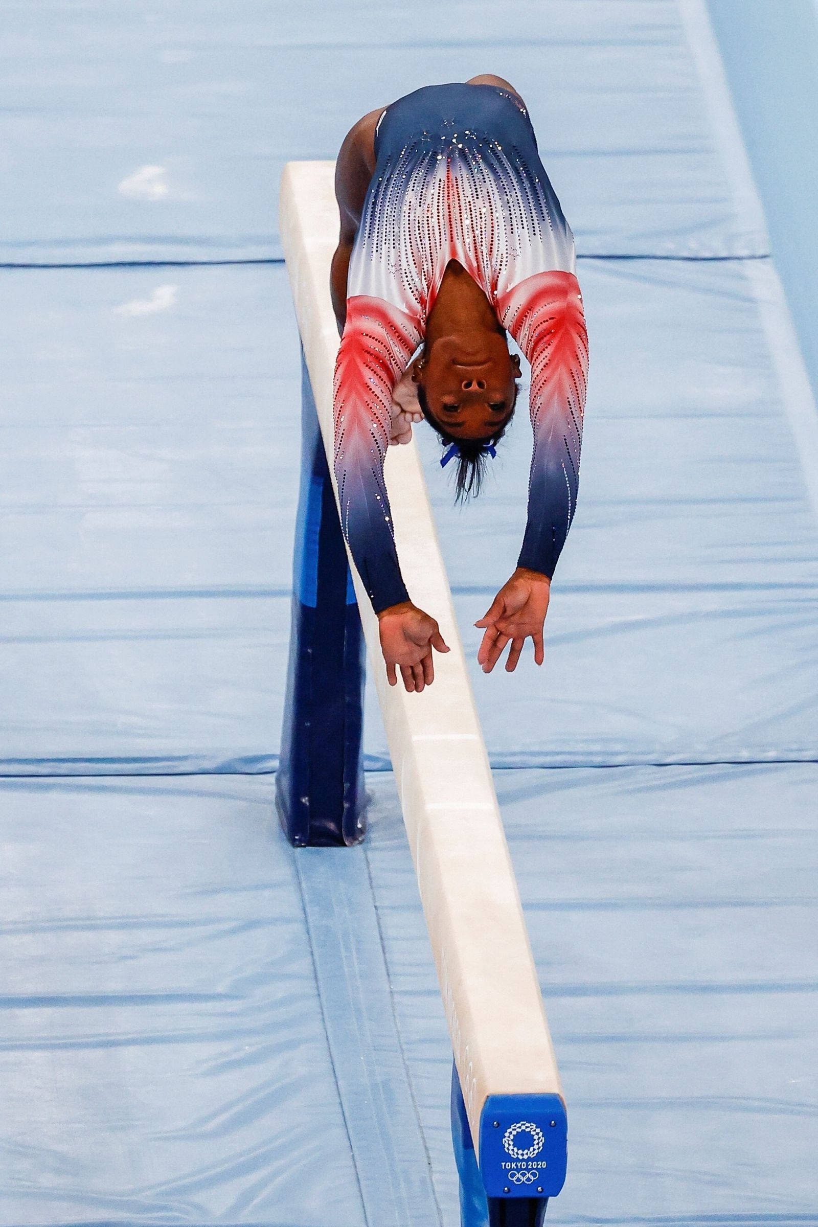 Biles, en la barra de equilibrio.