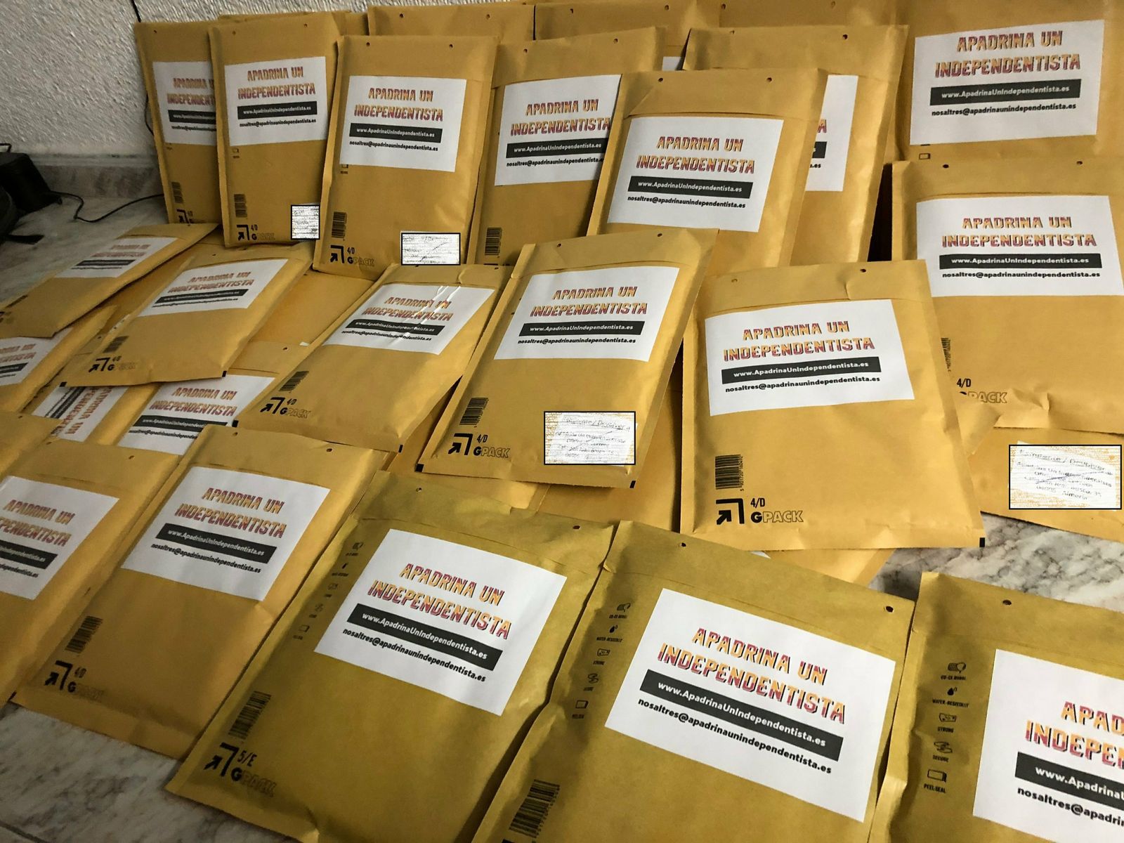 Bombardeo almeriense de rojigualdas para combatir al secesionismo catalán