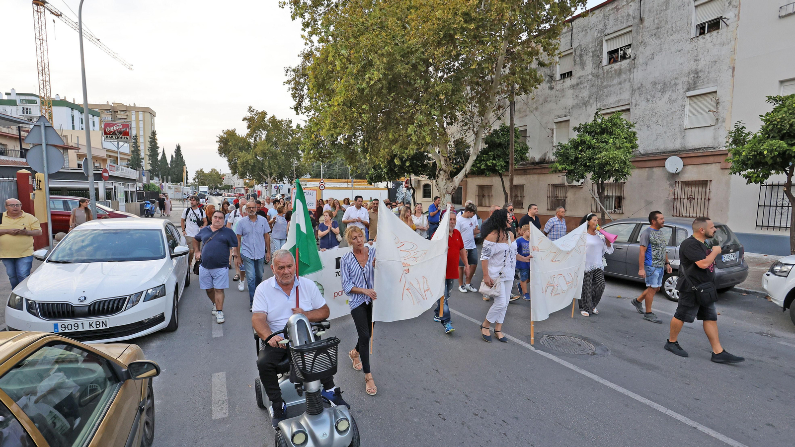 Manifestación de los vecinos de La Asunción de Jerez por los retrasos de la rehabilitación de sus bloques