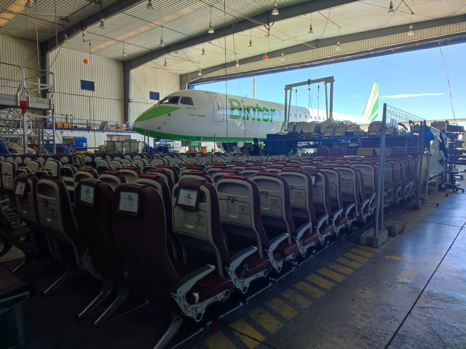 Un paseo en imágenes por el hangar de Binter, donde se revisan los aviones que vuelan a Córdoba