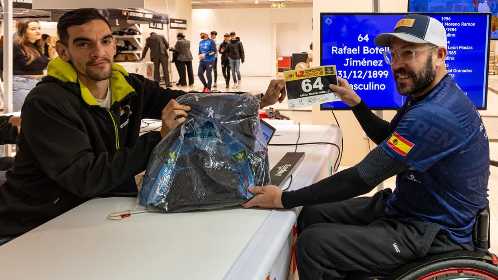 Rafa Botello recoge su dorsal para este sábado.