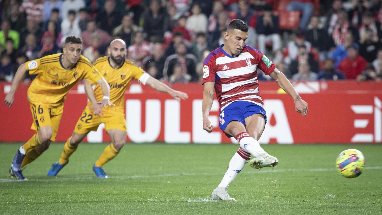 Uzuni marcó de penalti ante la Ponferradina.