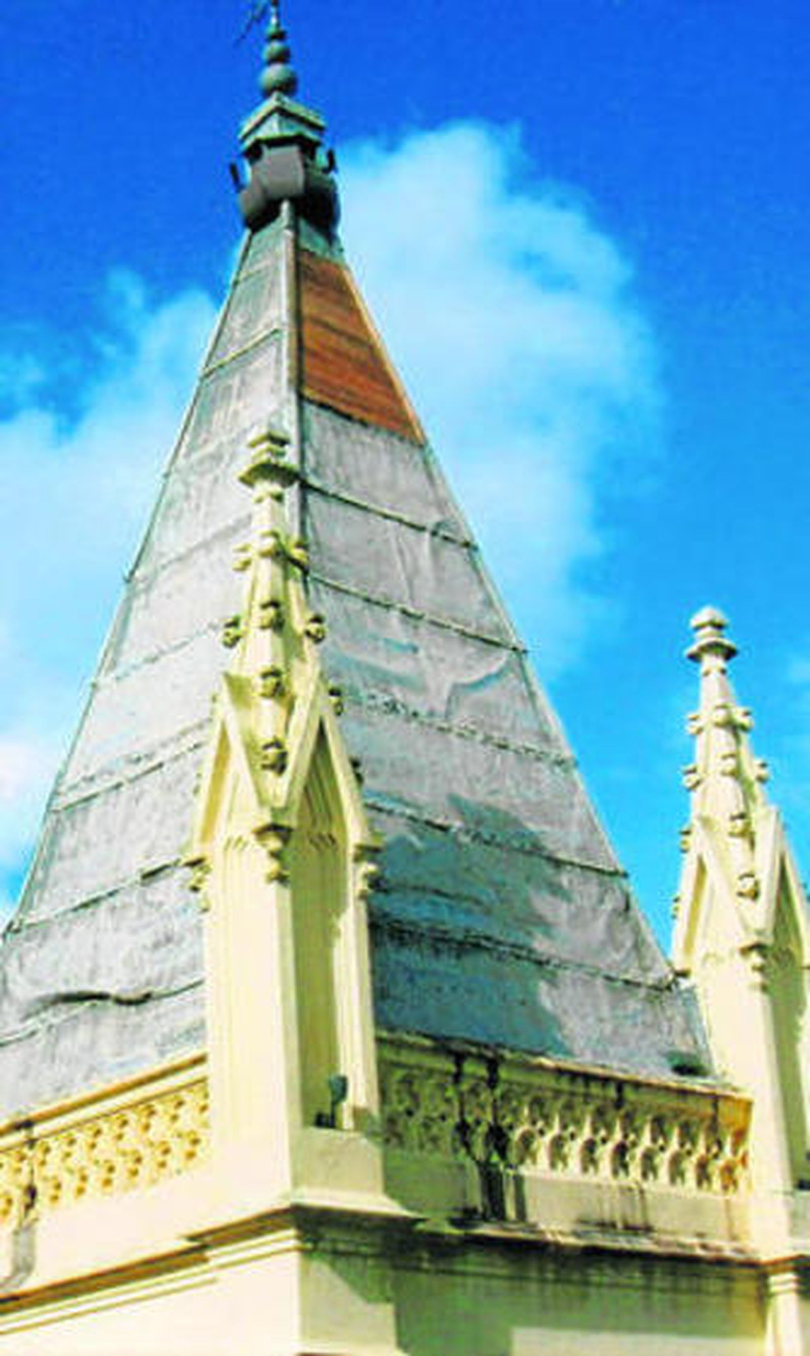 Detalle del deterioro que sufre el chapitel; a la derecha, las obras que se llevaban a cabo en la mañana de ayer en la iglesia de la Milagrosa.