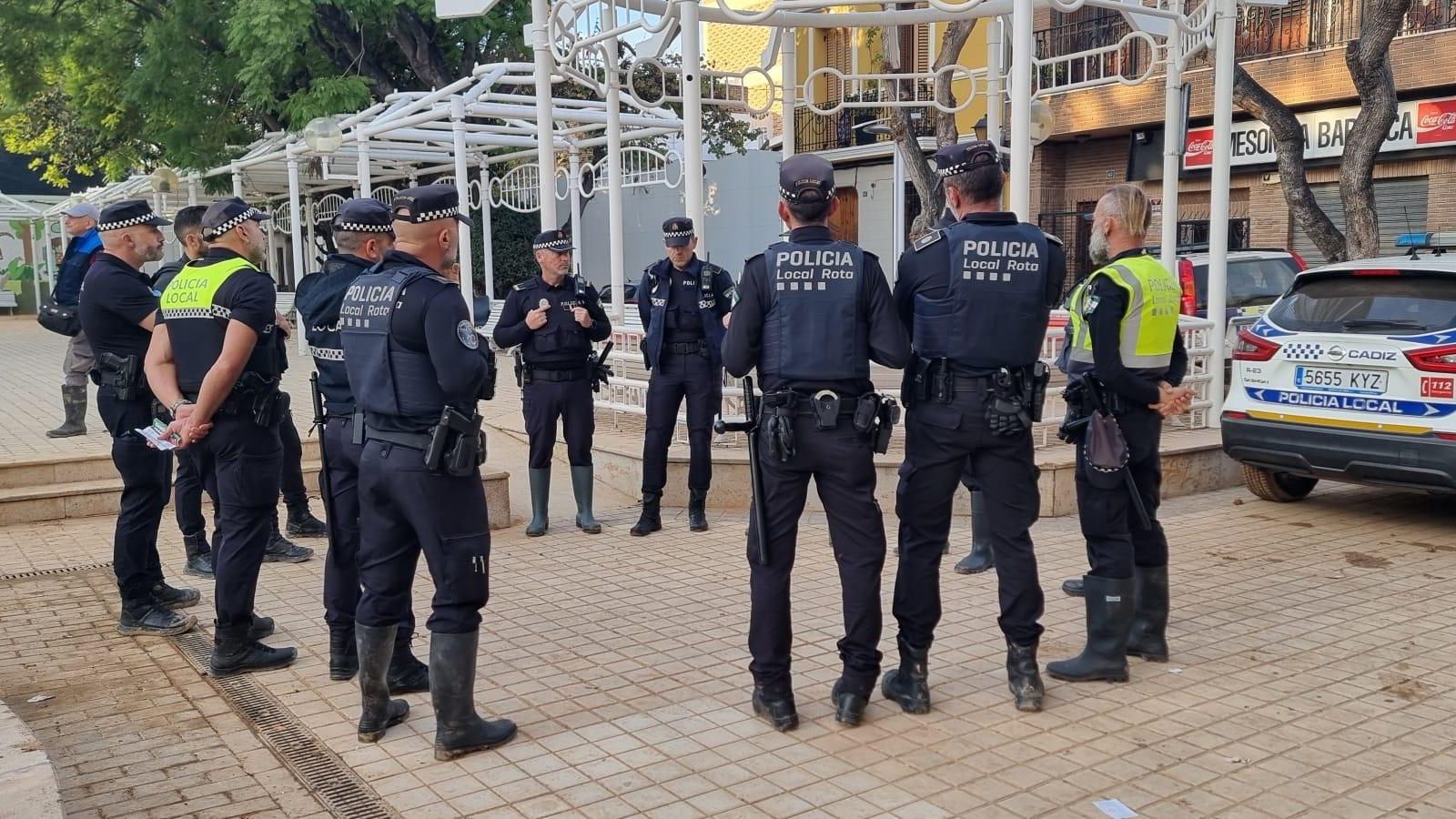 Los agentes gaditanos antes de iniciar su jornada.