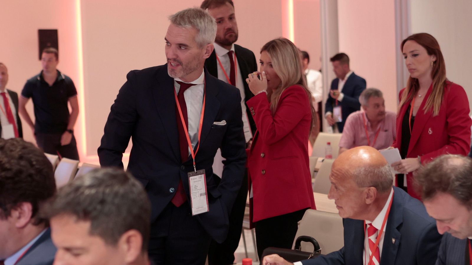 Enrique de la Cerda, de pie junto a José María del Nido.