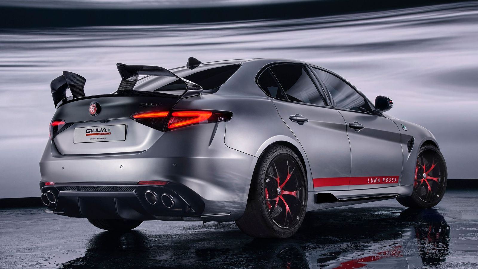 Alfa presenta el Giulia Quadrifoglio Luna Rossa, una serie especial inspirada los F1 de vela