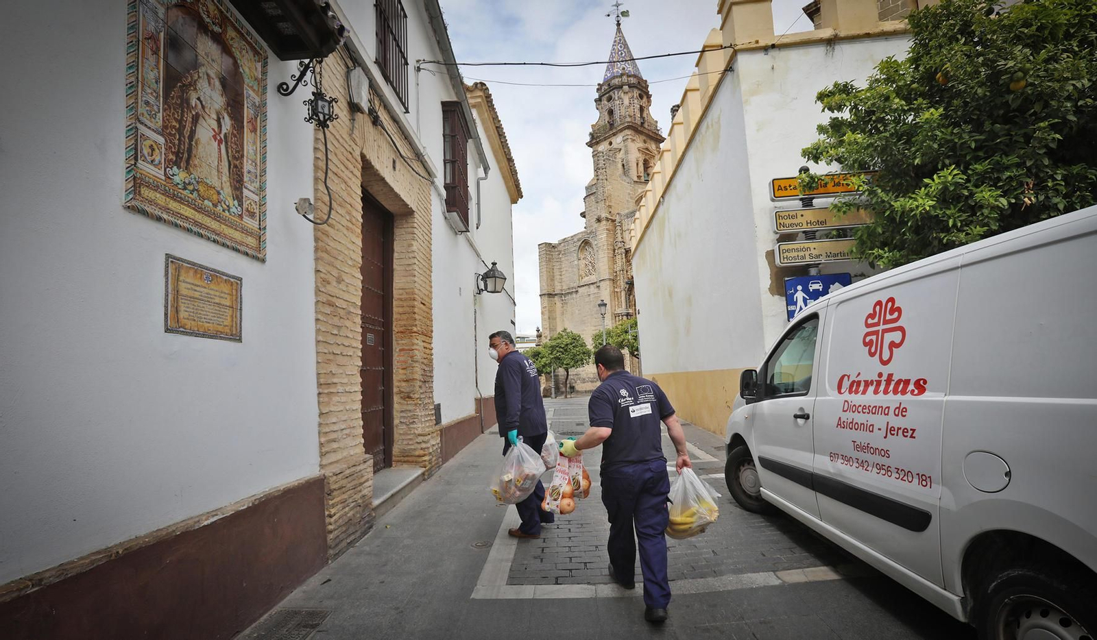 Voluntarios de Cáritas repartiendo alimentos.
