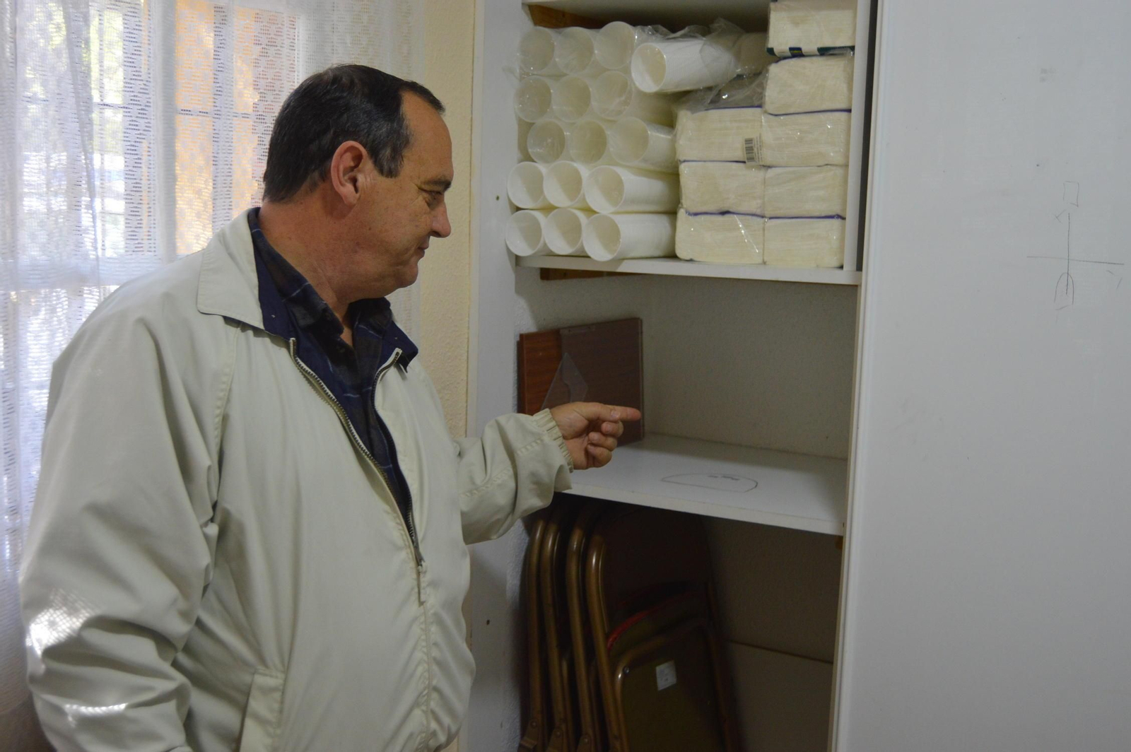 El pastor de la Iglesia Bautista de Arroyo de la Miel muestra el hueco de la caja fuerte.