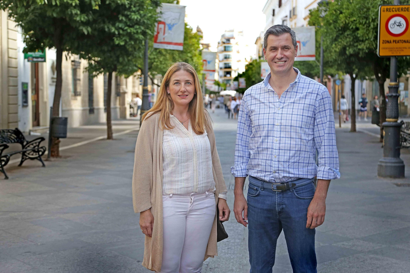 La psicóloga Manuela Pérez, presidenta de PAS España, junto a Pablo Villagrán, presidente de la asociación de afectados, en la calle Larga de Jerez.