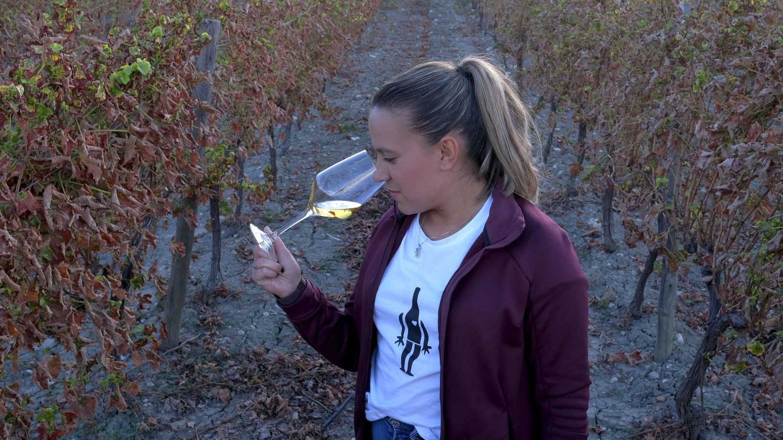 Sandra Morillas catando su primer vino en el viñedo que produce su uva.