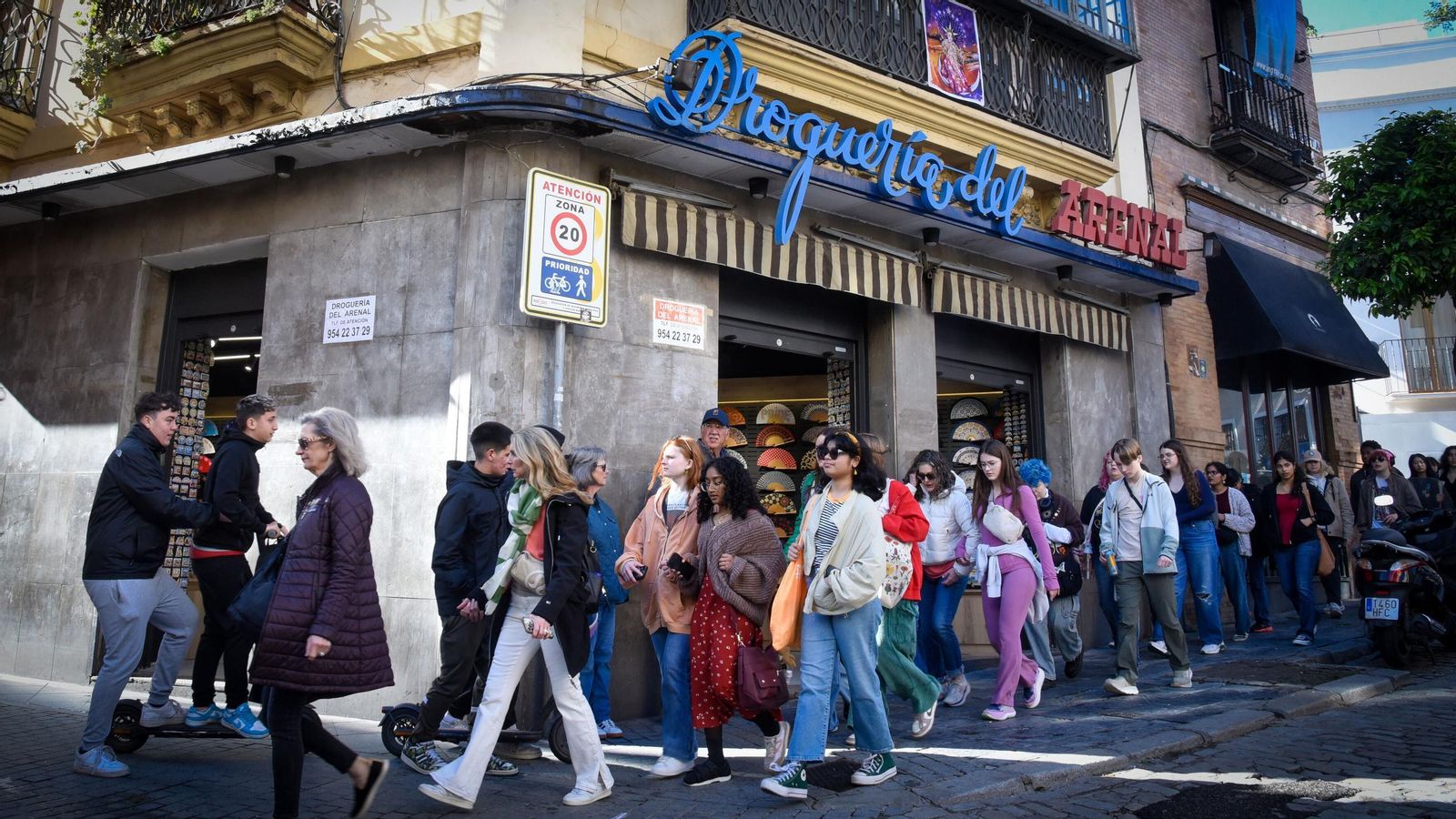 La Droguería del Arenal (de la que se conserva el letrero), convertida en una tienda de souvenirs.