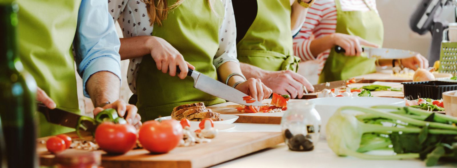 Un grupo de personas, cocinando