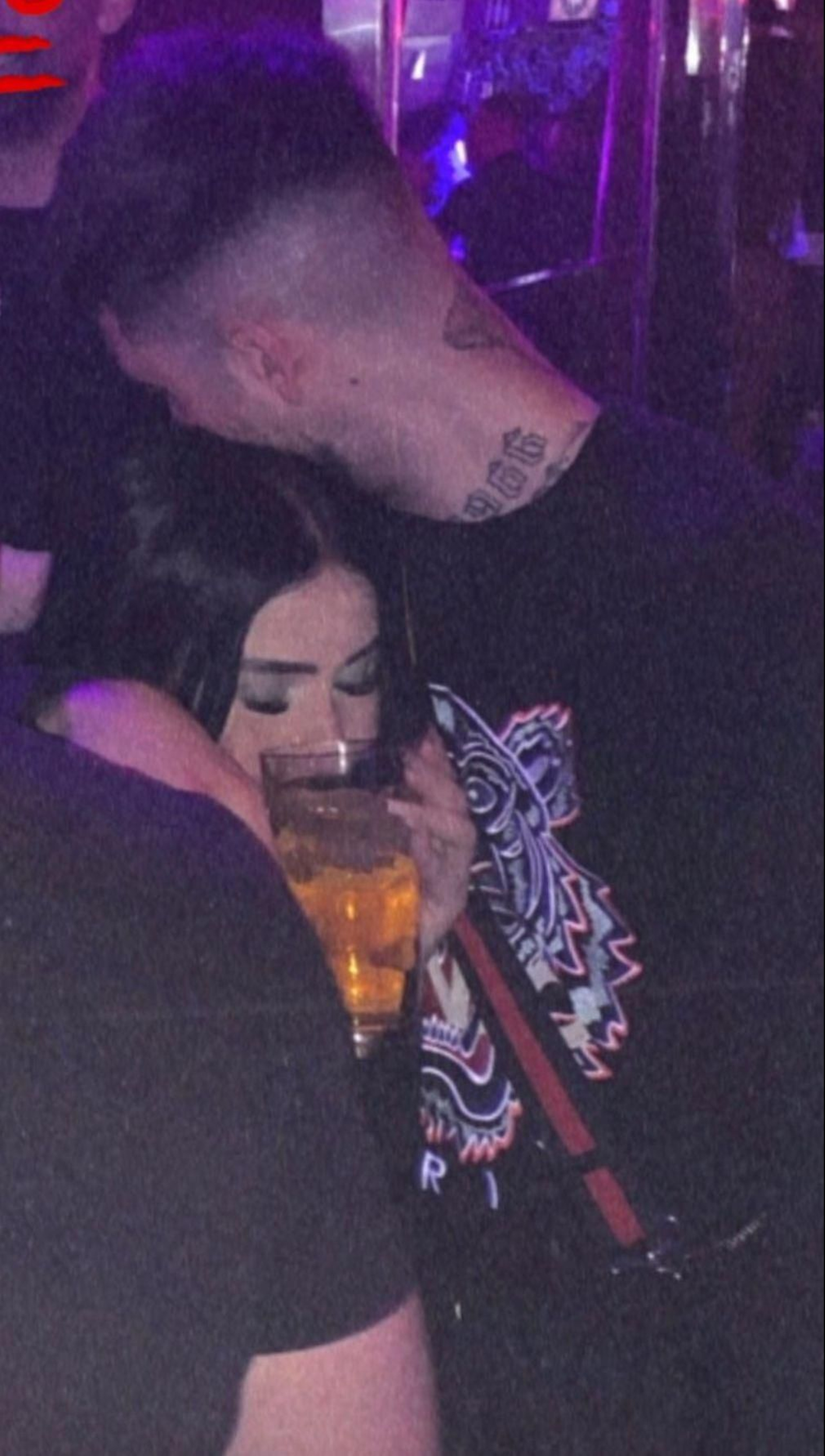 Una foto de Adrián y Miriam en una discoteca.