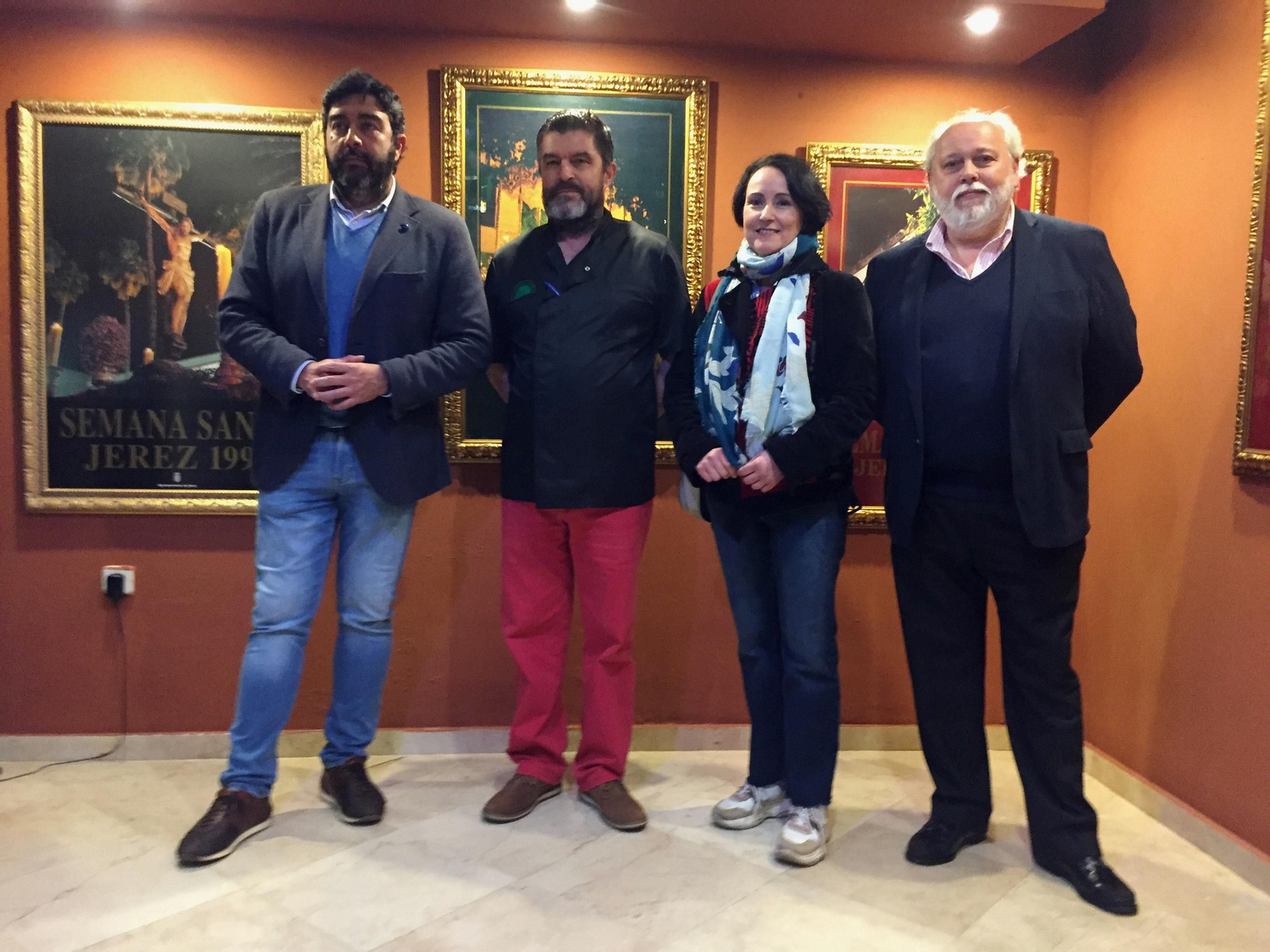 José Manuel García Cordero, Nela García y representantes del establecimiento. José Manuel García Cordero, Nela García y representantes del establecimiento.