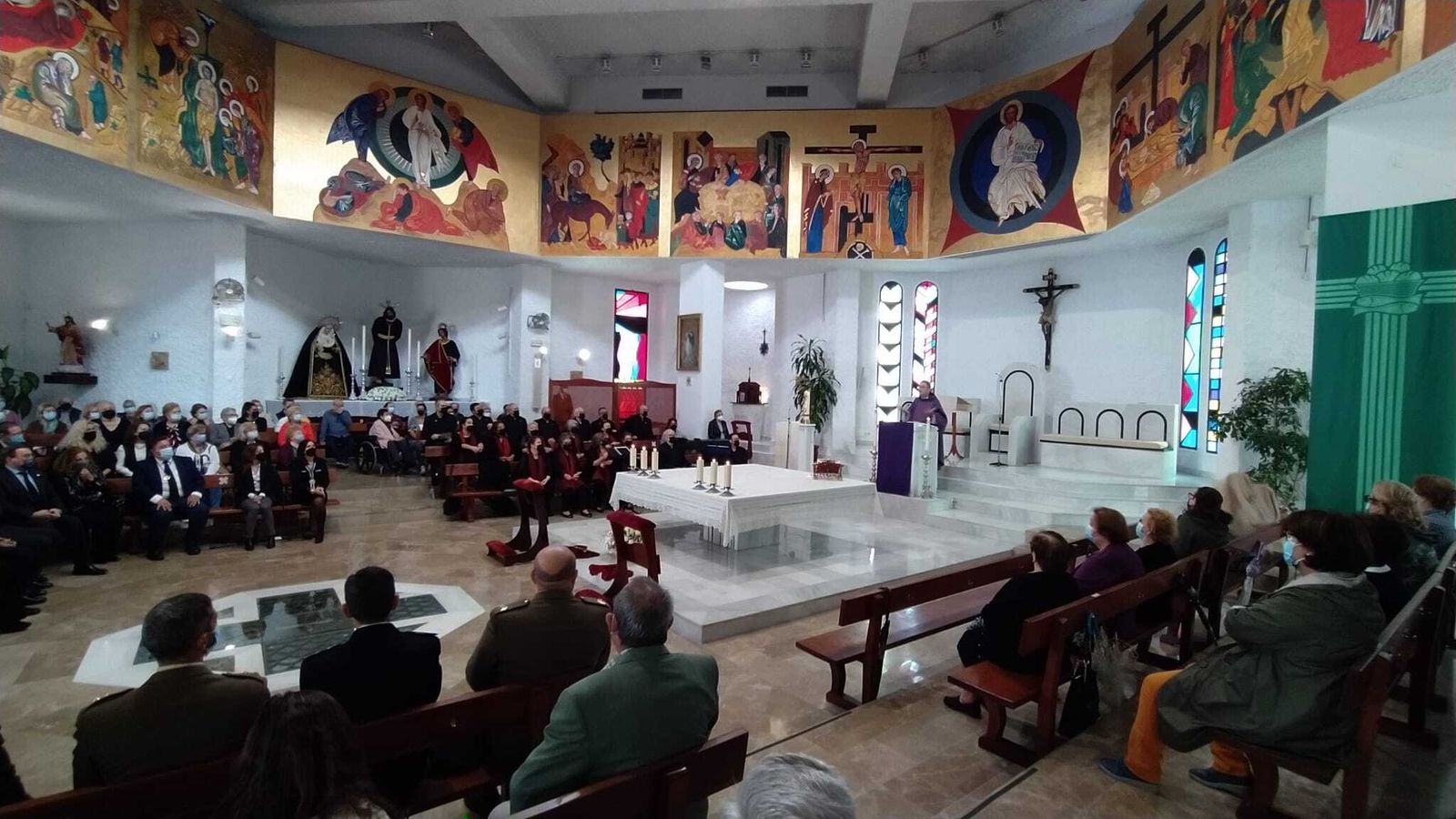 Interior de la iglesia de San José Artesano durante la celebración de la misa del Día de los Difuntos.