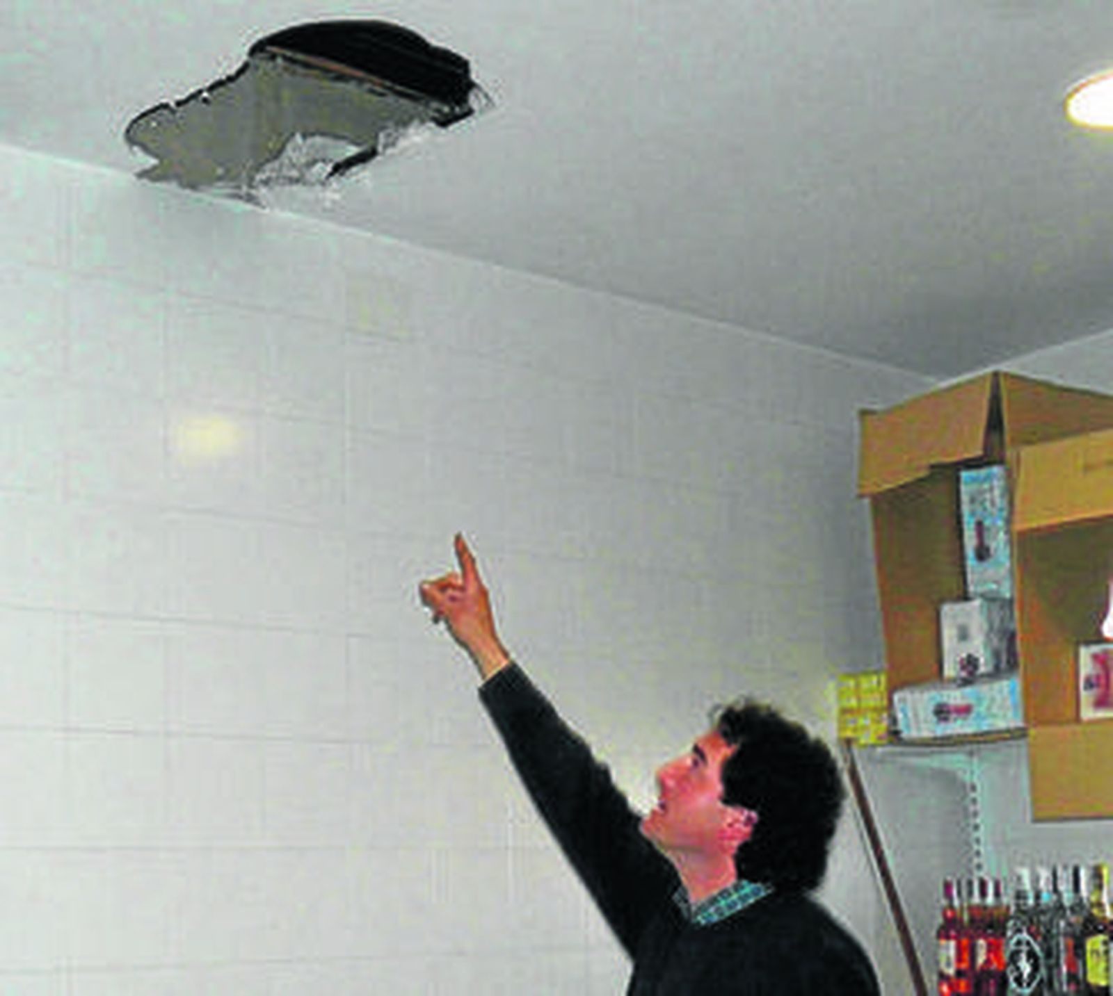 Butrón realizado en la tienda robada en Rociana.