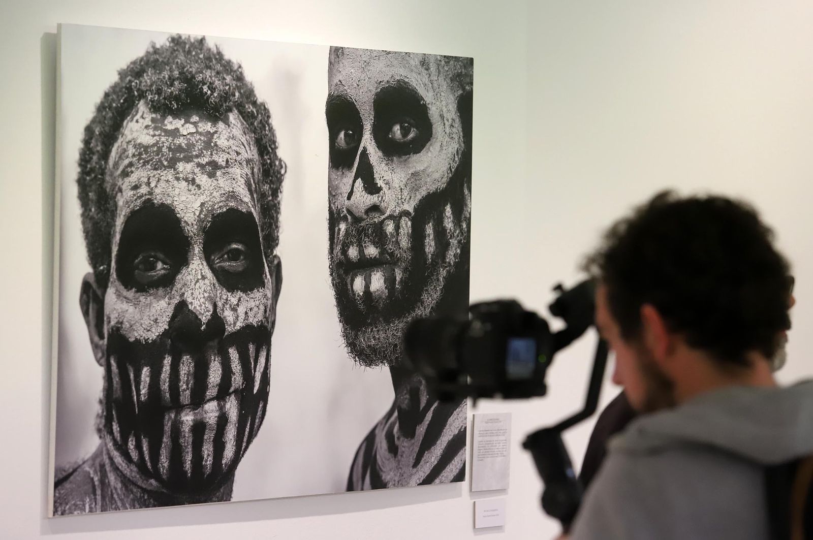 Imágenes de la exposición de Latitudes "Confines, más allá de la globalización" de Eduardo Lostal