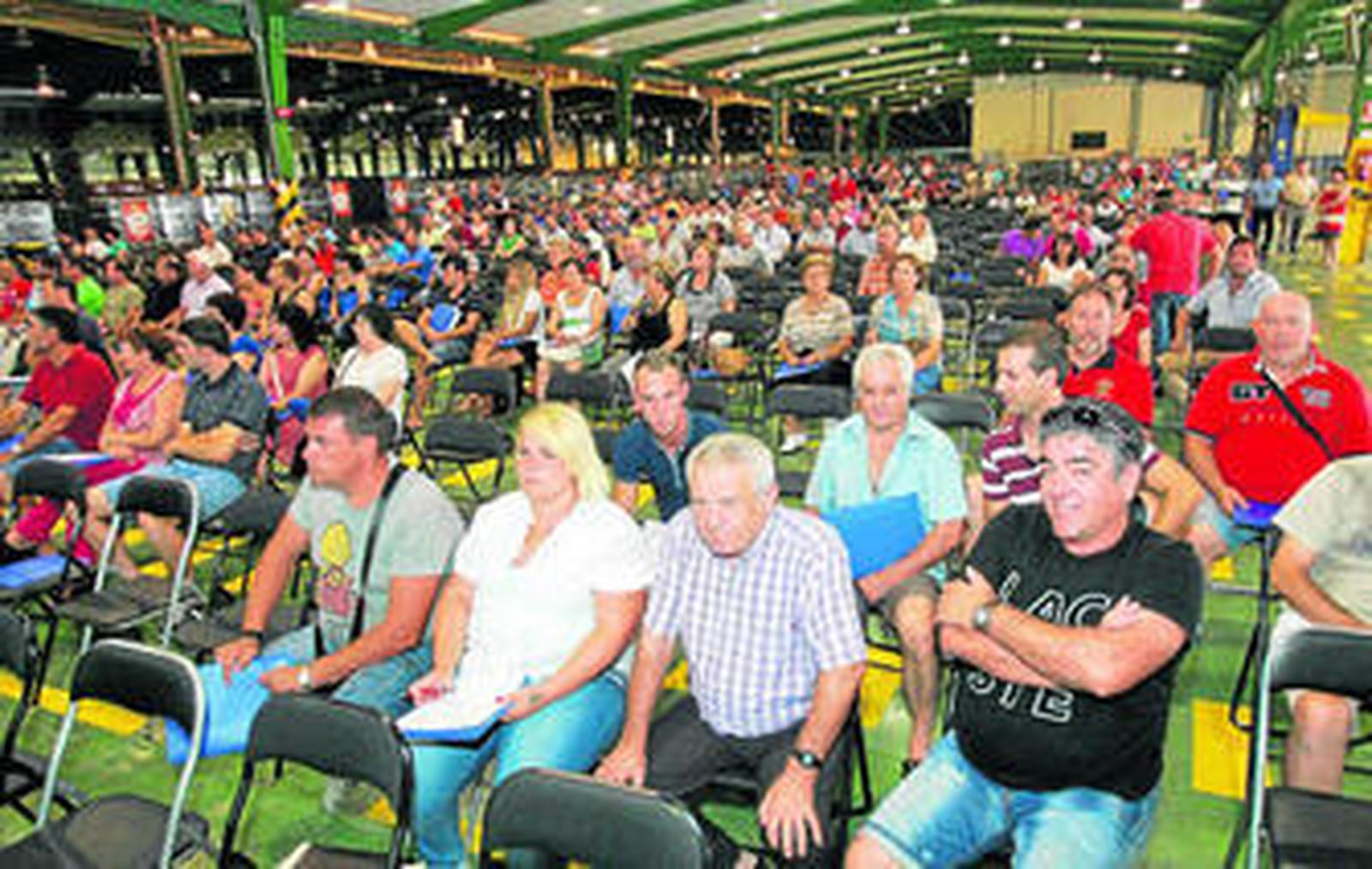 Cerca de 700 personas entre socios y socios colaboradores participaron ayer en la asamblea.