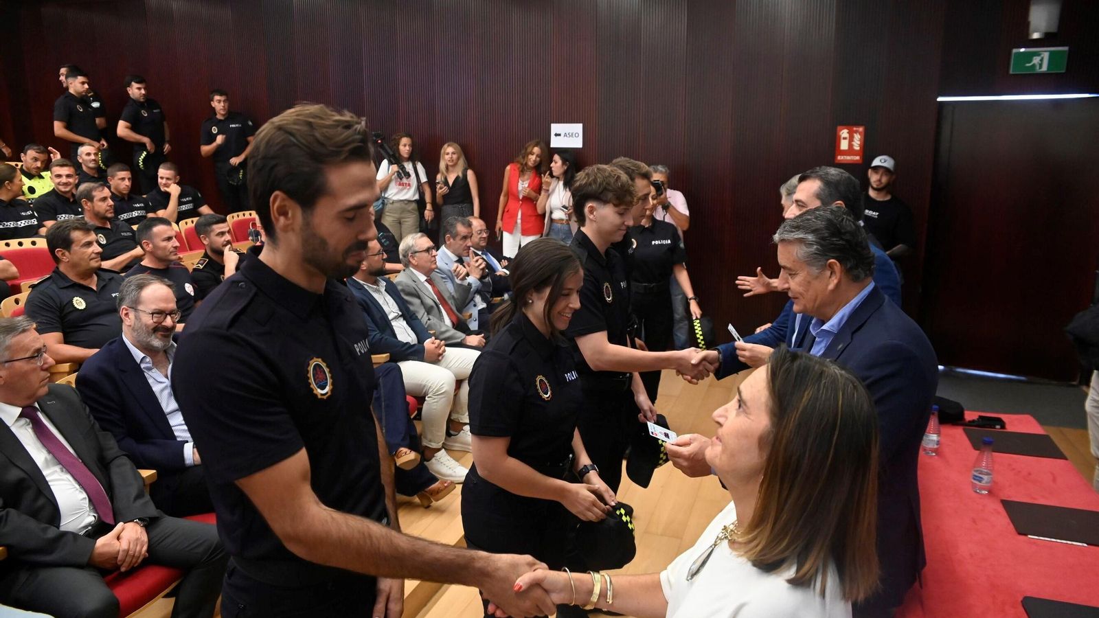 Imagen de la entrega de credenciales a los alumnos del Curso de Ingreso a la Policía Local de Andalucía