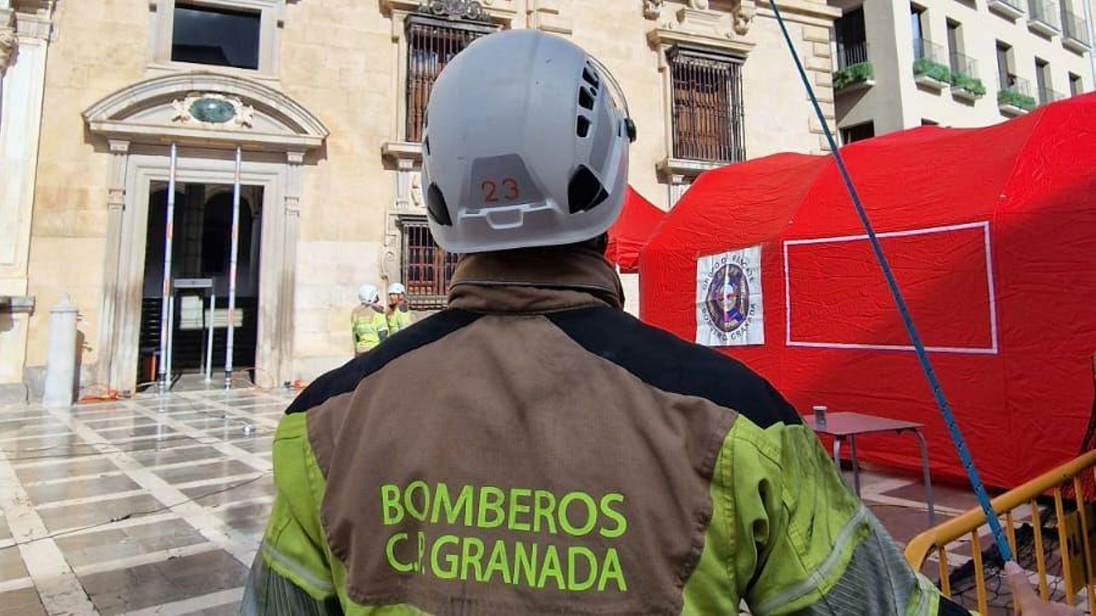 Simulacro de actuación de emergencia en la fachada del Palacio de la Real Chancillería