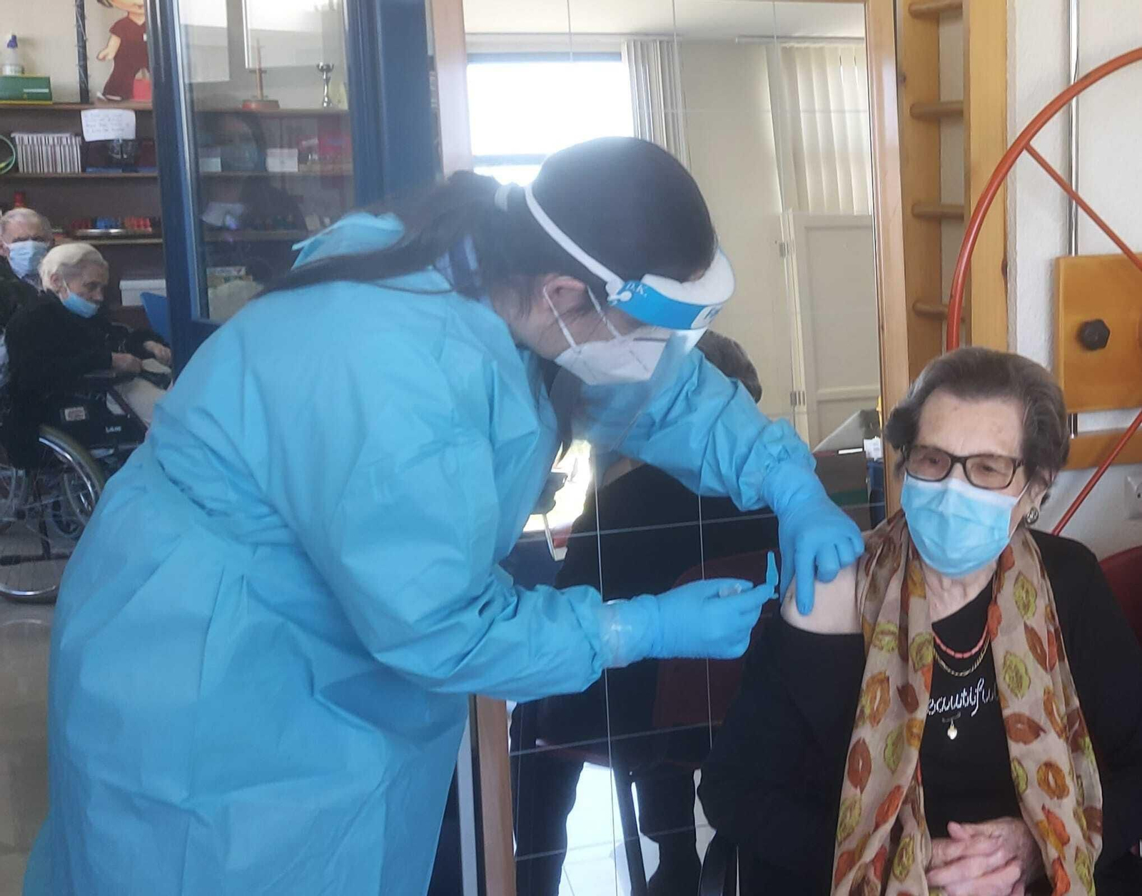 Amelia Nieves, primera en vacunarse en Pozoblanco.