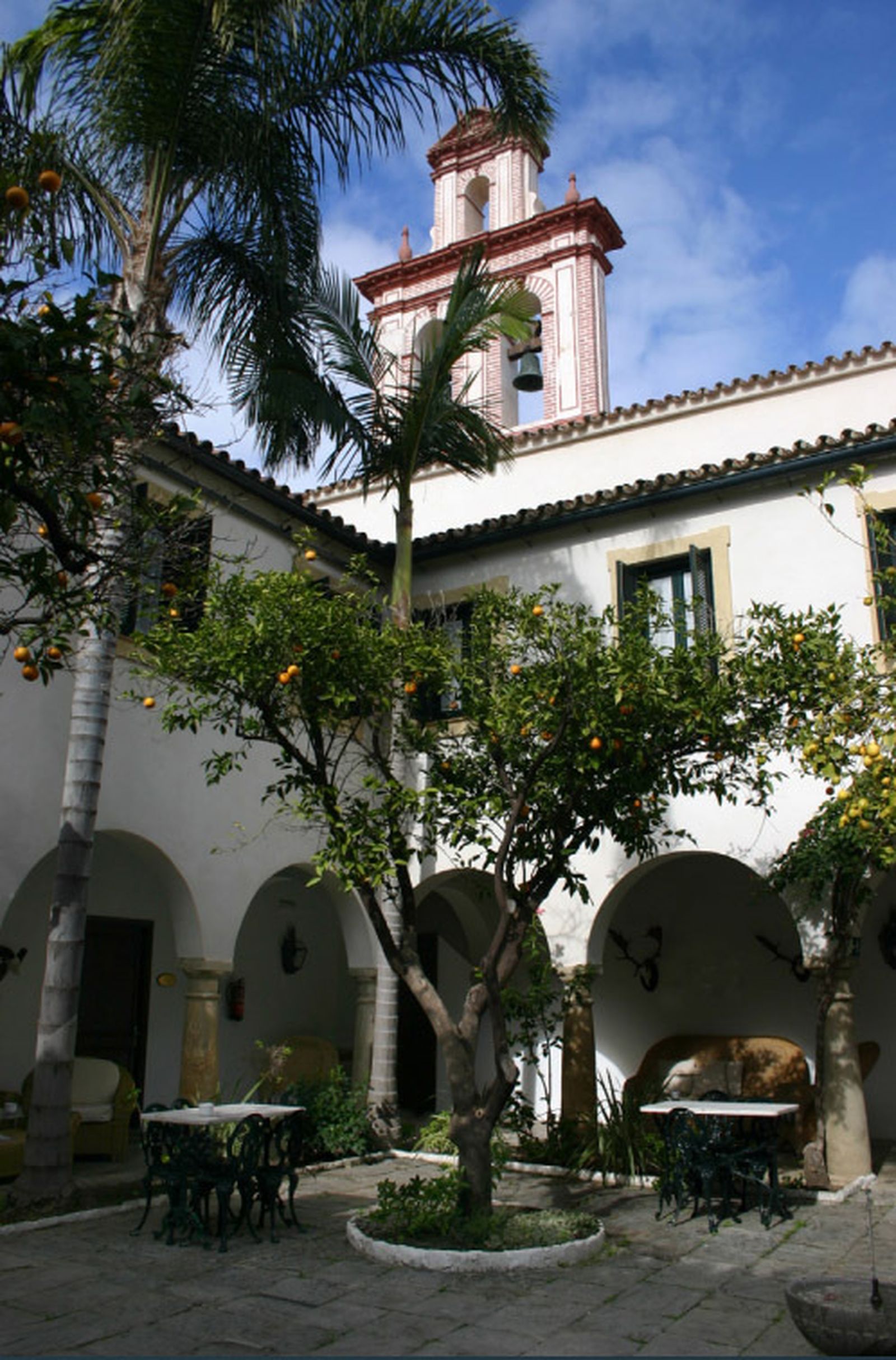 Claustro del Convento y la espadaña de la iglesia.