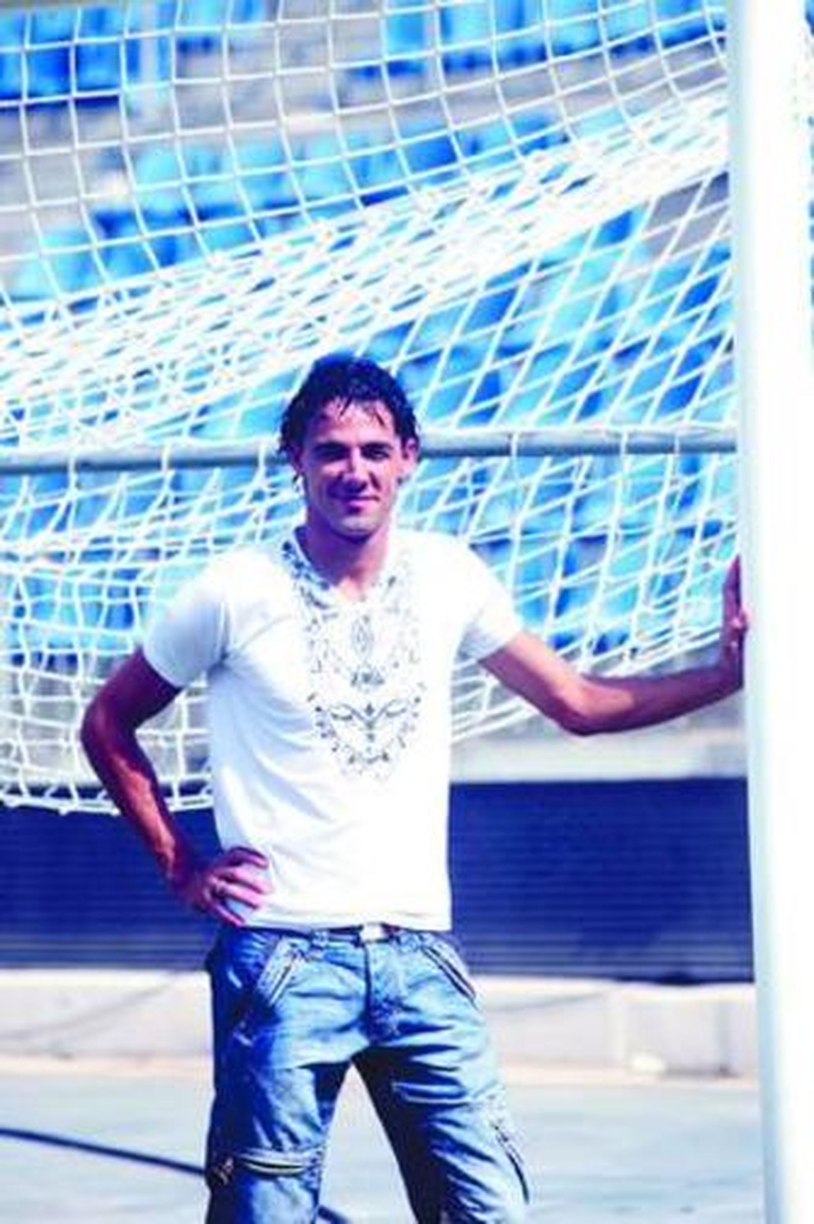 Weligton se apoya en una portería de La Rosaleda.