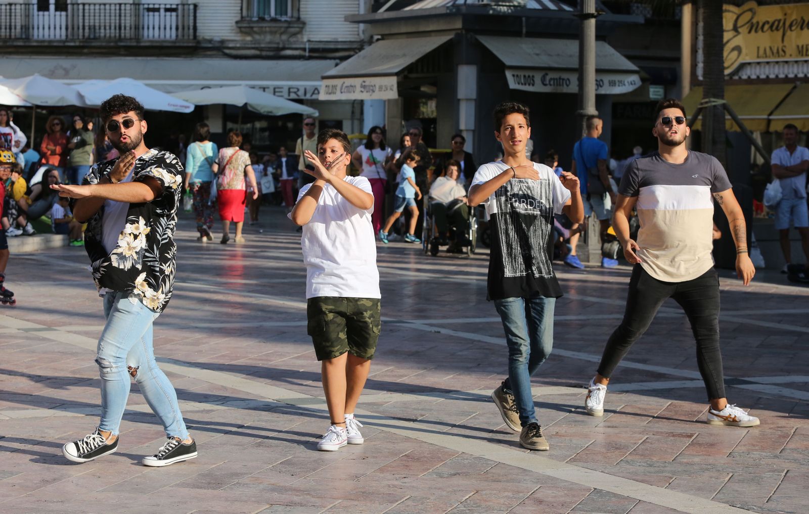 Miembros de la Asociación juvenil Carabela y Francisco Navarro Lara, promotor del concierto 'Hollywood Sinfónico', realizan un 'flashmob' urbano.