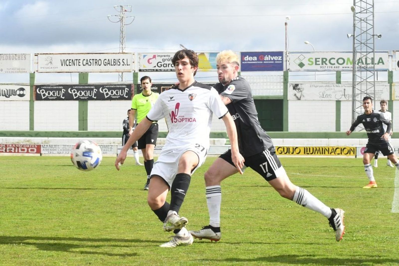 Sosa, del Utrera, acosa a un jugador del Pozoblanco en un duelo de la primera fase.