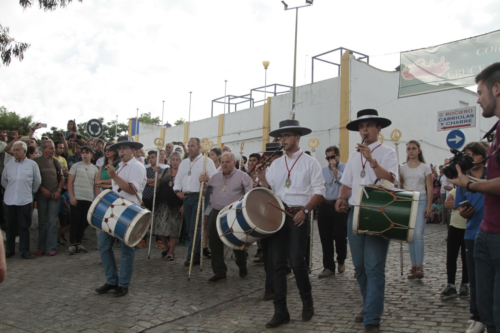 Hermandades cruzando el río Guadalquivir por Coria, en imágenes