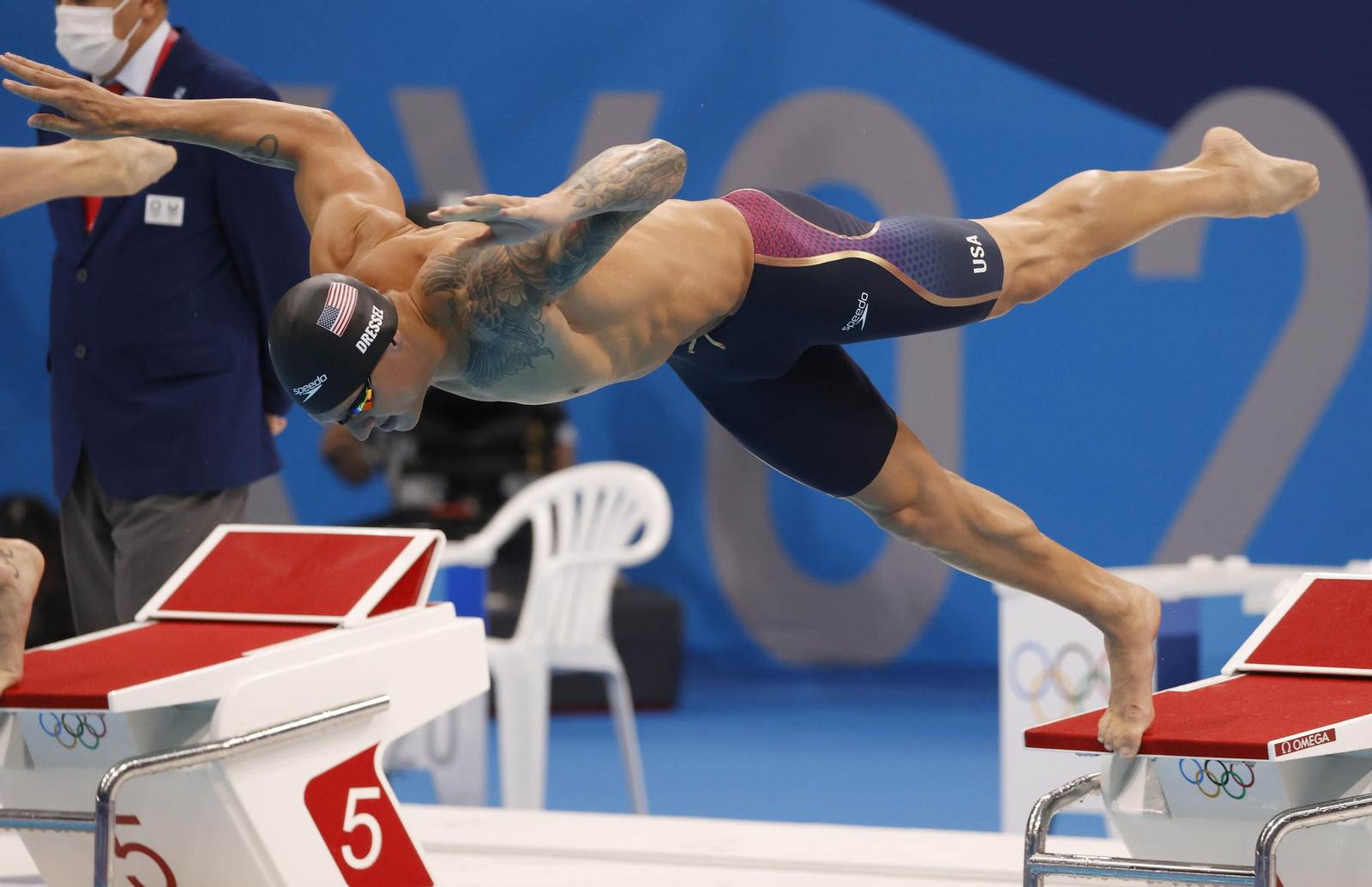 Dressel se lanza a la piscina para la prueba de 50 metros