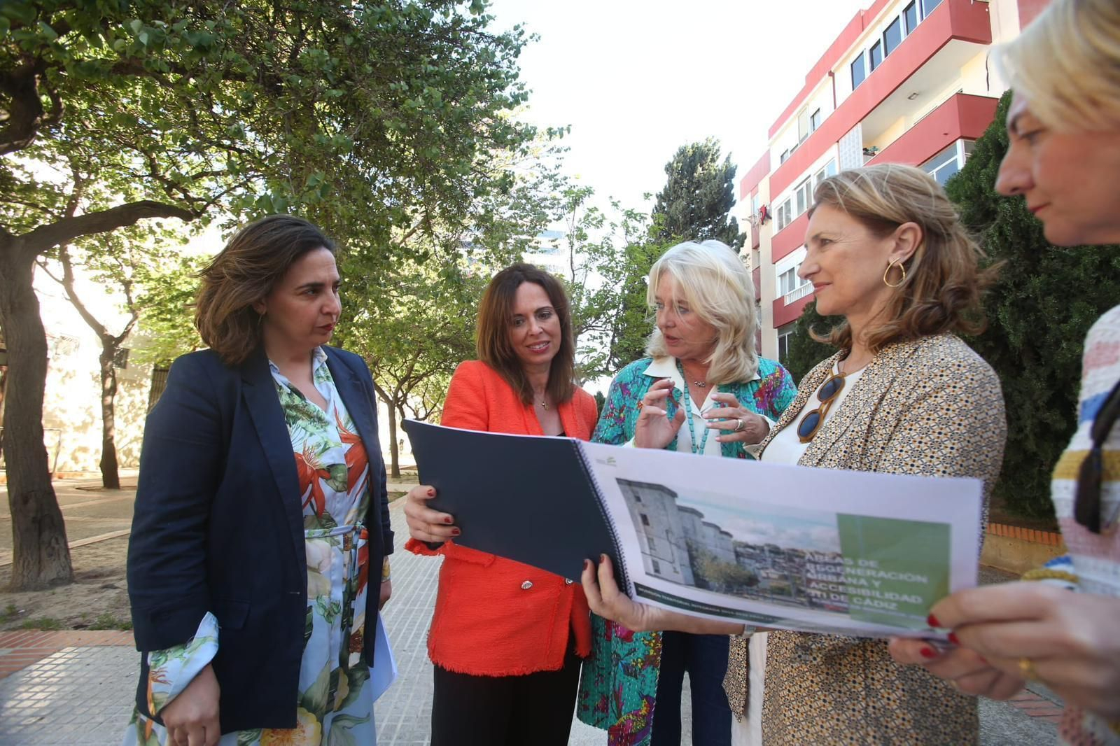 La consejera Rocío Díaz junto a Carmen Sánchez y Mercedes Colombo.