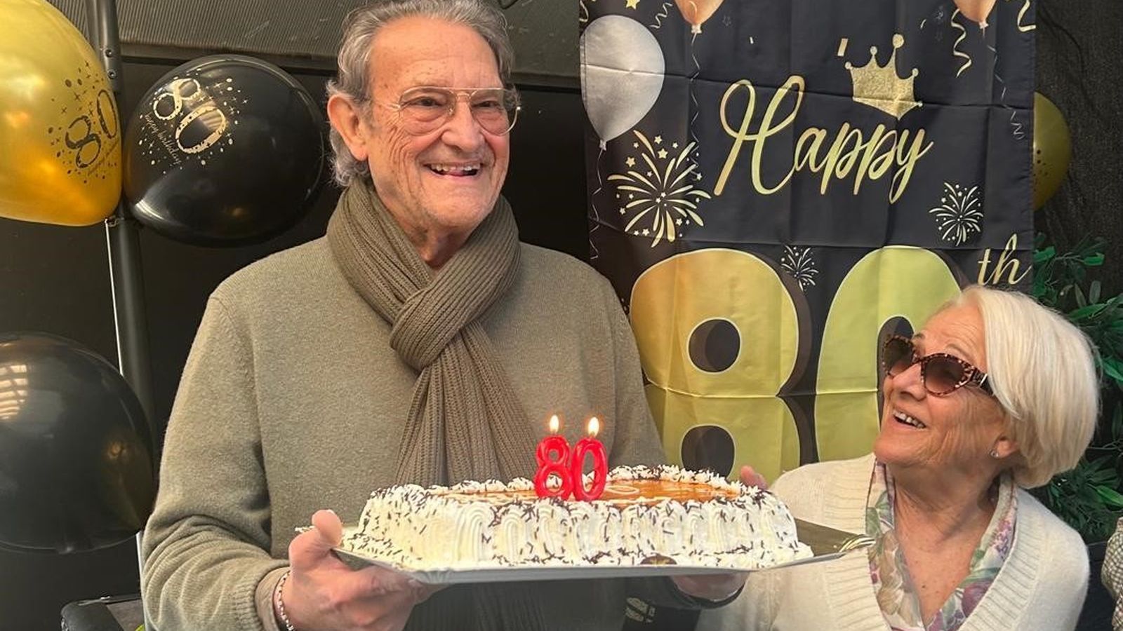 El anfitrión, Pepe Arroyo, con su mujer, Adela Medina, antes de soplar las velas de la tarta de cumpleaños.