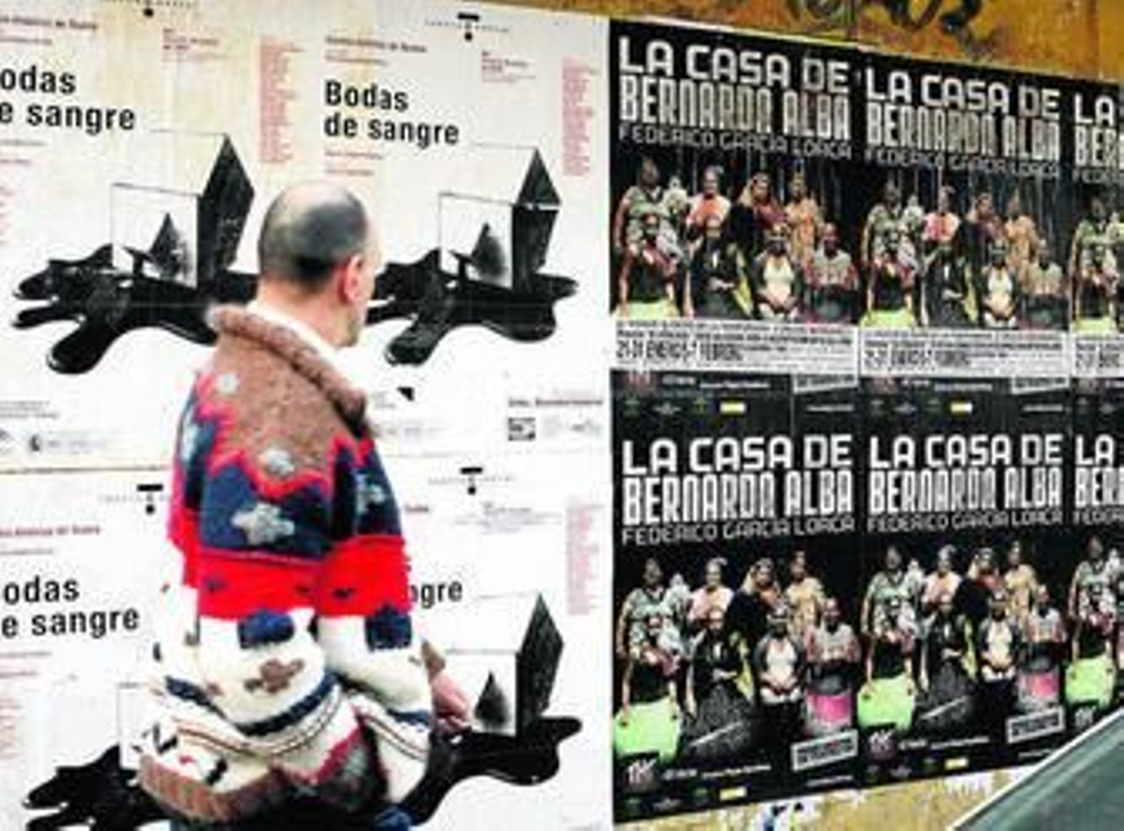 Un transeúnte observa los carteles de las dos obras de Lorca, tan distintas como parecidas.