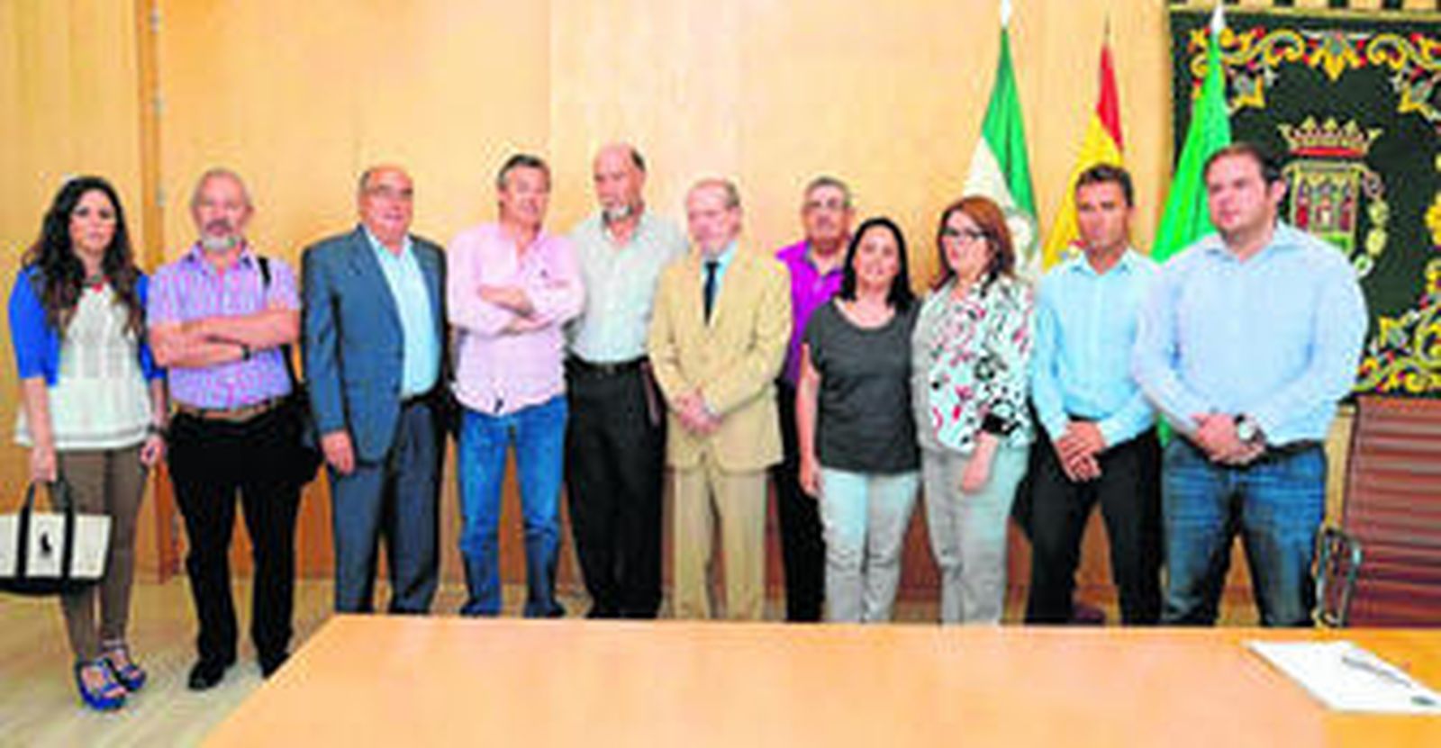 El presidente de la Diputación Provincial, Fernando Rodríguez Villalobos, en el acto de ayer junto con la diputada de Cohesión Territorial, Trinidad Argota (tercera por la derecha), y alcaldes de la provincia.