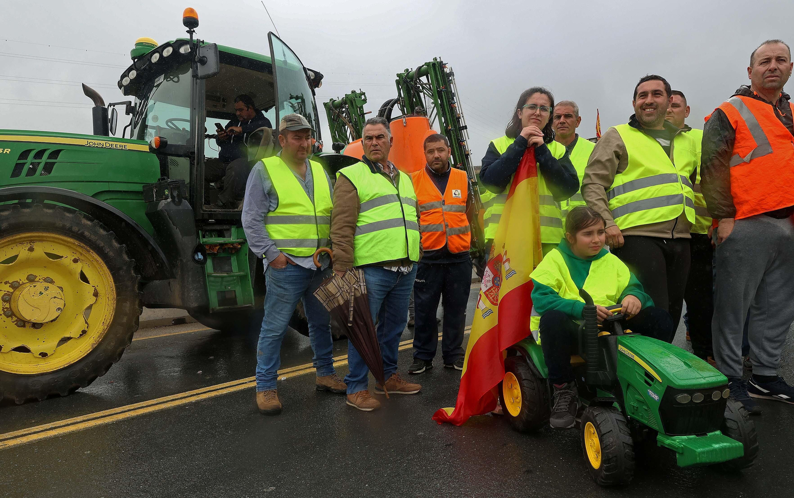 El corte del acceso sur de Algeciras por los tractoristas de Cádiz, en imágenes