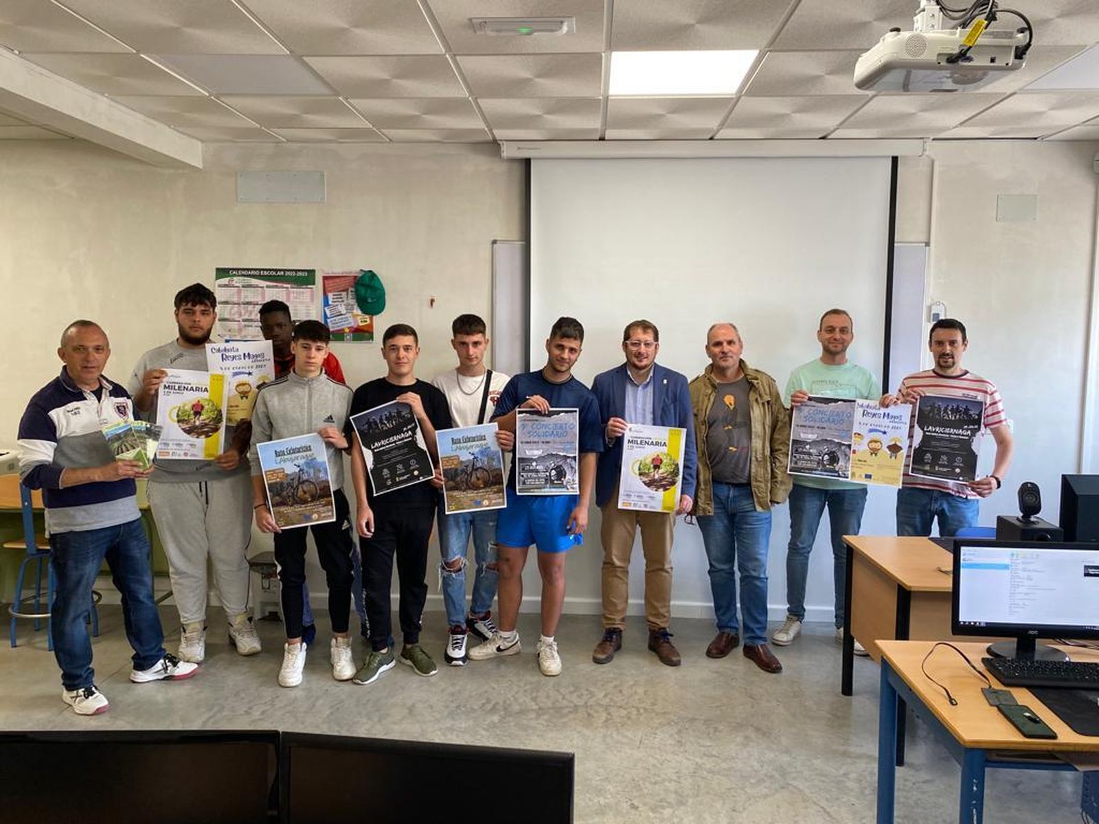 Foto del alcalde, Ismael Gil, con alumnos del IES Sierra Nevada.