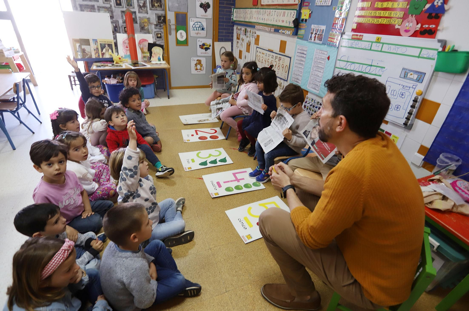Imágenes de los alumnos de infantil de El Puntal haciendo de periodistas
