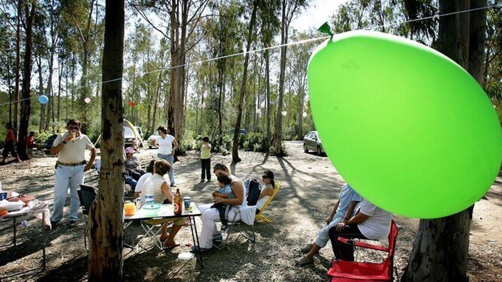 Imagen de archivo de una familia disfrunando del parque de Las Aguilillas. Imagen de archivo de una familia disfrunando del parque de Las Aguilillas.