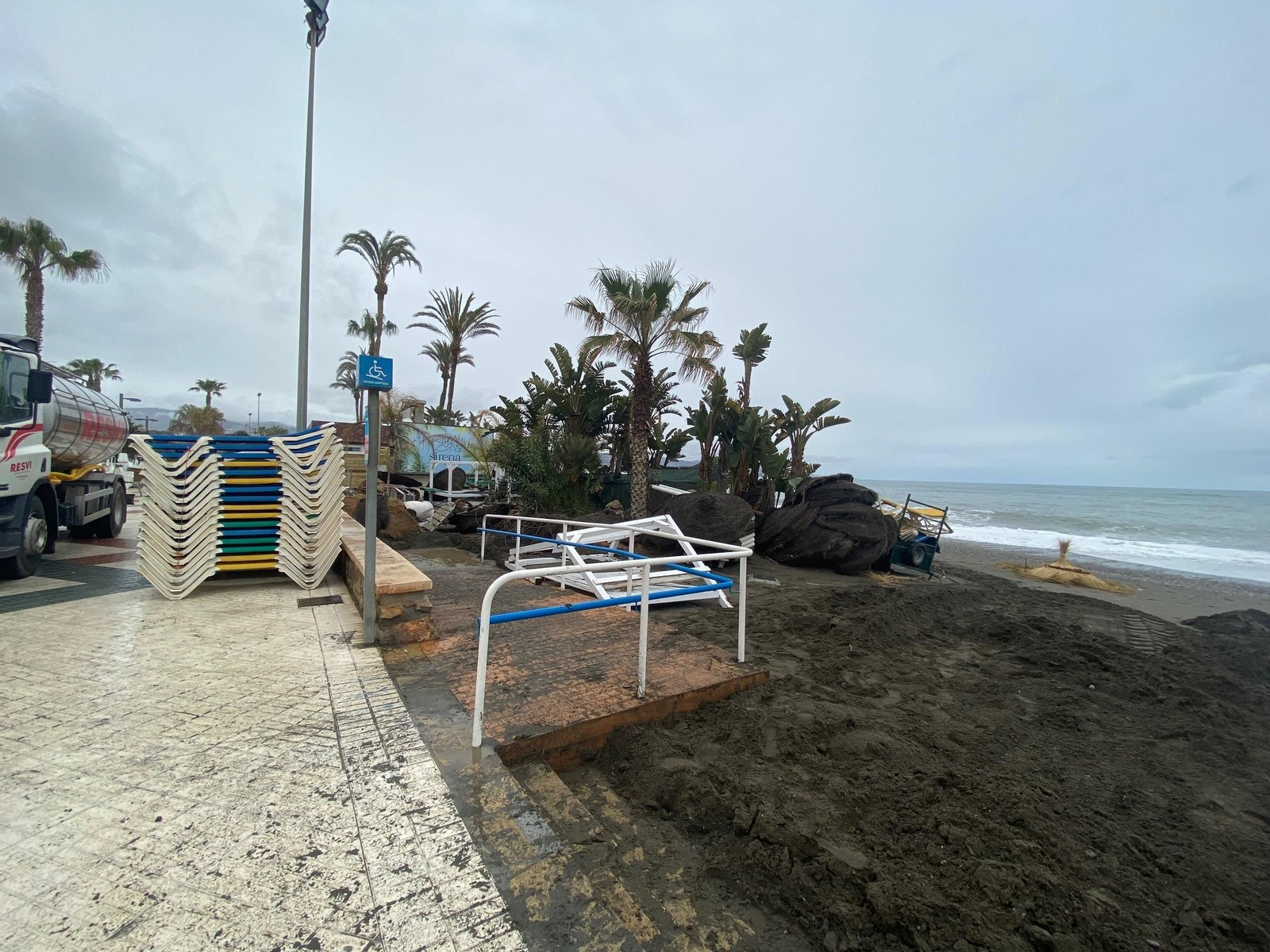 Los destrozos del temporal en las playas de la Axarquía, en fotos