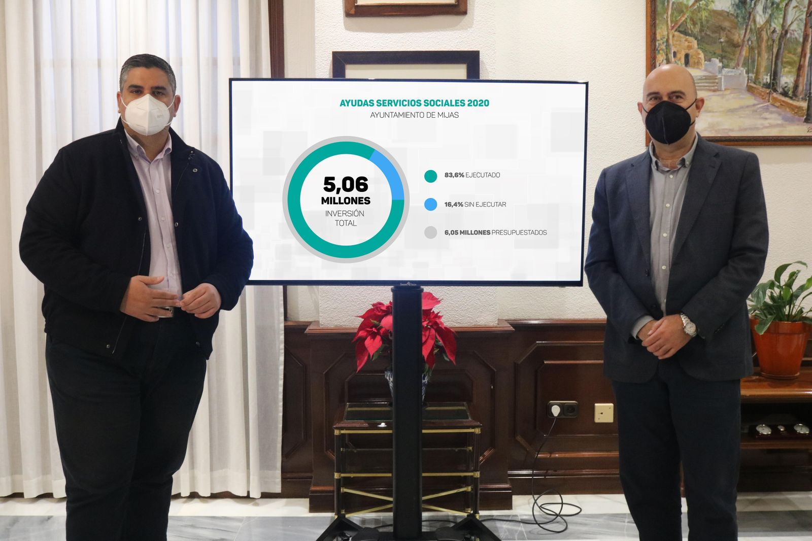 El alcalde de Mijas, Josele González (I.) y el concejal de Servicios Sociales, Hipólito Zapico.