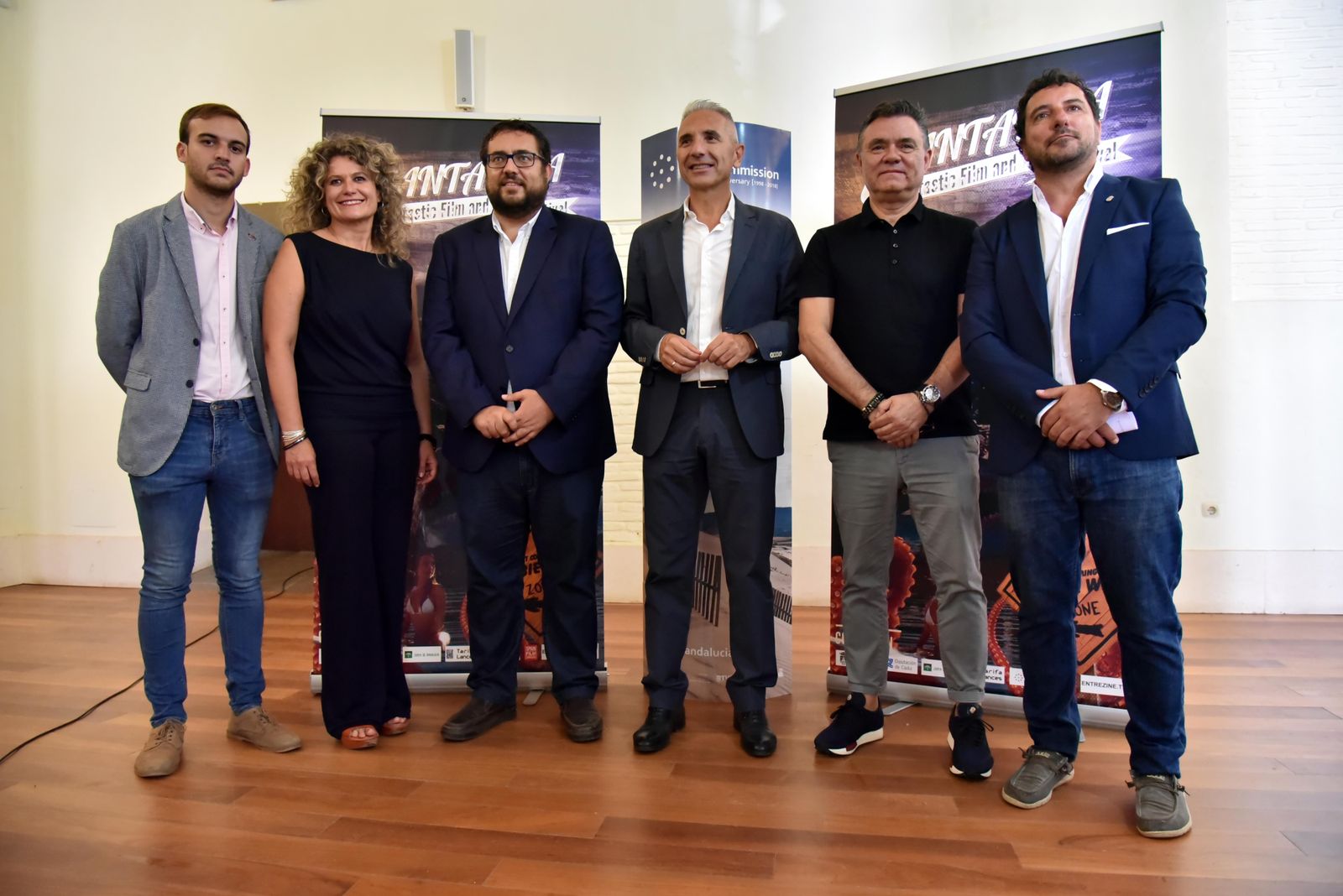 Representantes de diversas instituciones arropan al consejero Miguel Ángel Vázquez en la presentación del festival.
