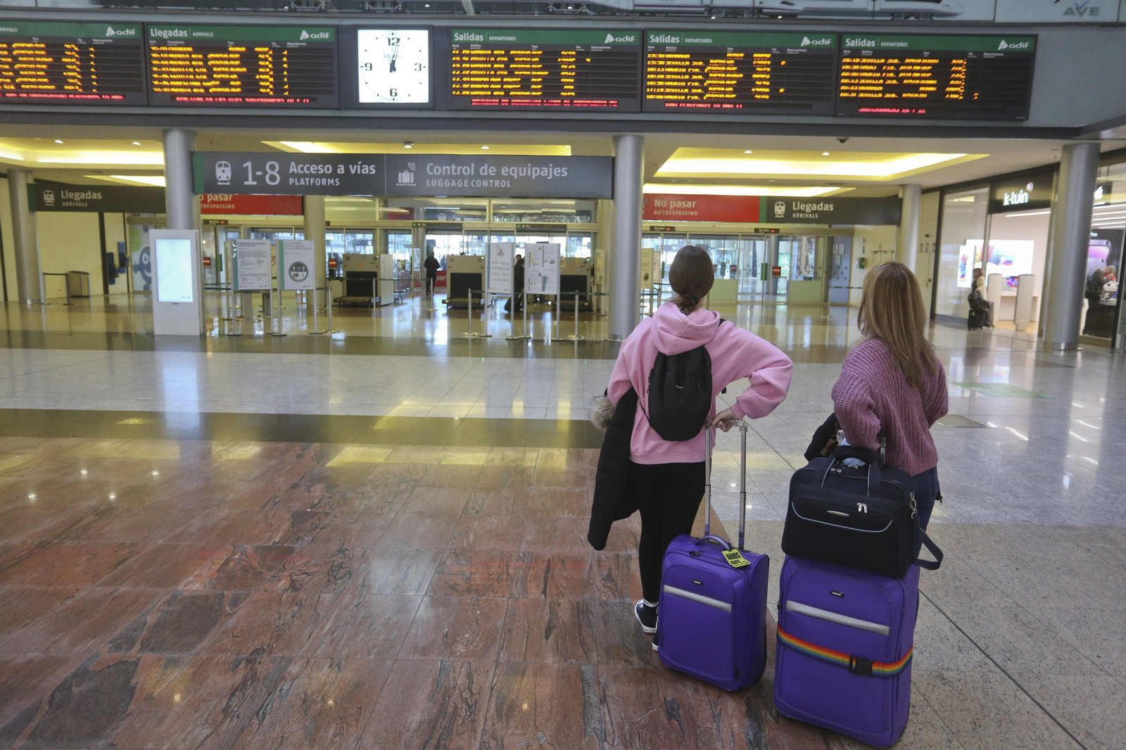 Dos usuarias comprueban las salidas de trenes en la Estación María Zambrano. Dos usuarias comprueban las salidas de trenes en la Estación María Zambrano.