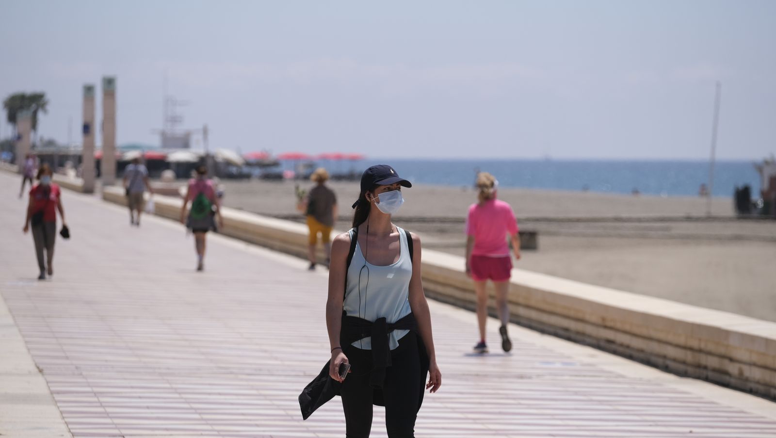 Almerienses caminan por el Paseo Martímo de El Zapillo.