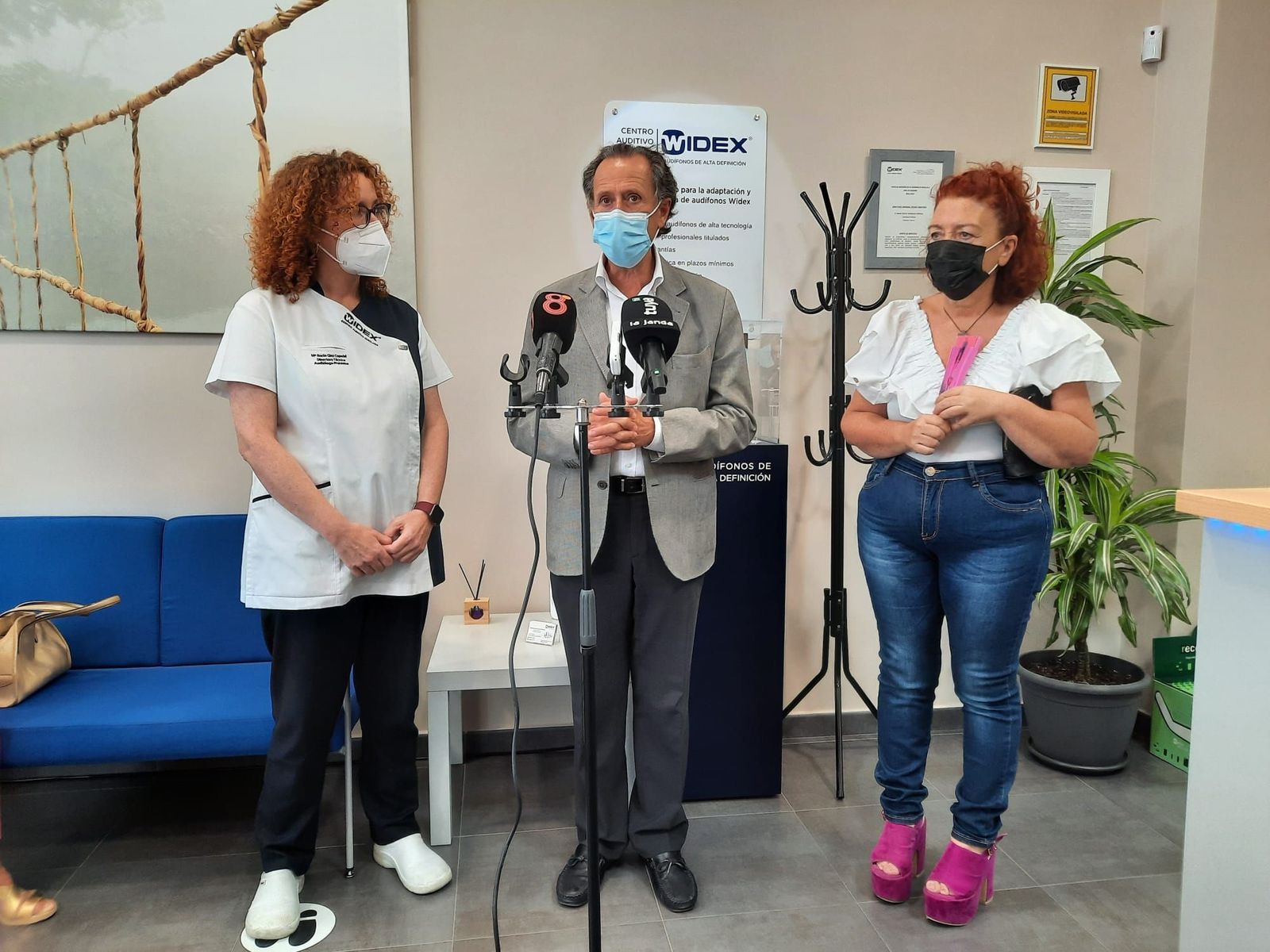 Visita del alcalde José María Román este martes a las instalaciones de Widex en Chiclana.