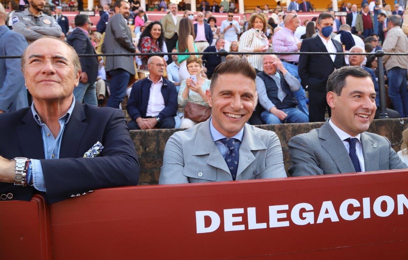 Joaquín y Juanma Moreno comparten burladero en la Maestranza.