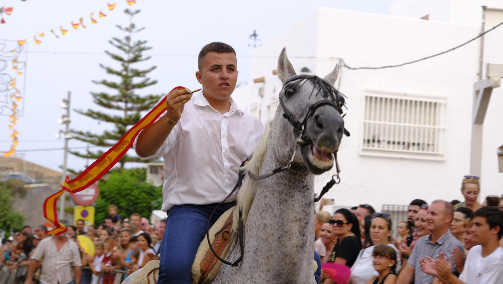La popular carrera de cintas a caballo de las Fiestas de Mojácar, en imágenes