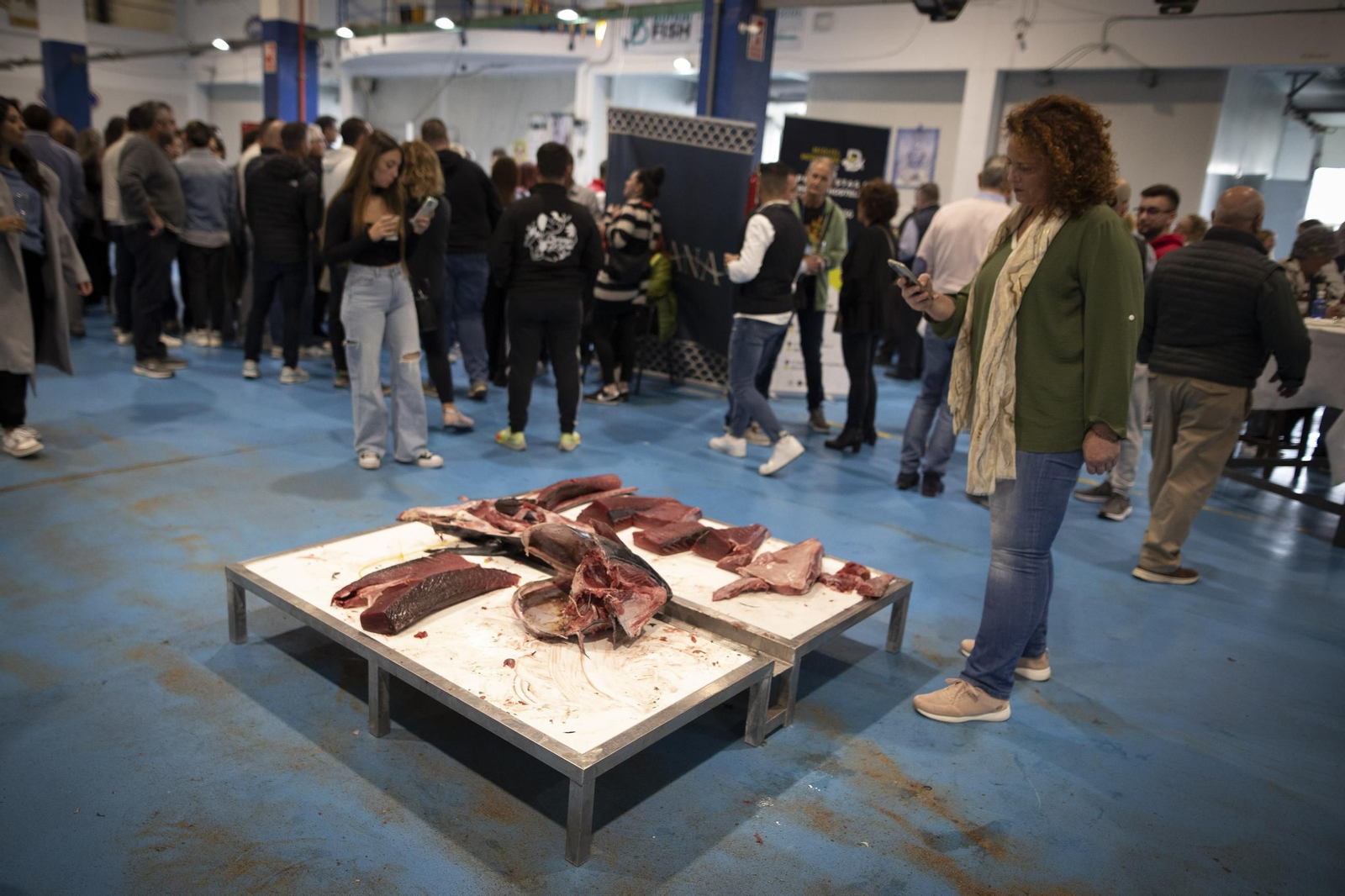 Venir, ver y comprar: las imágenes del ronqueo del atún en Granada