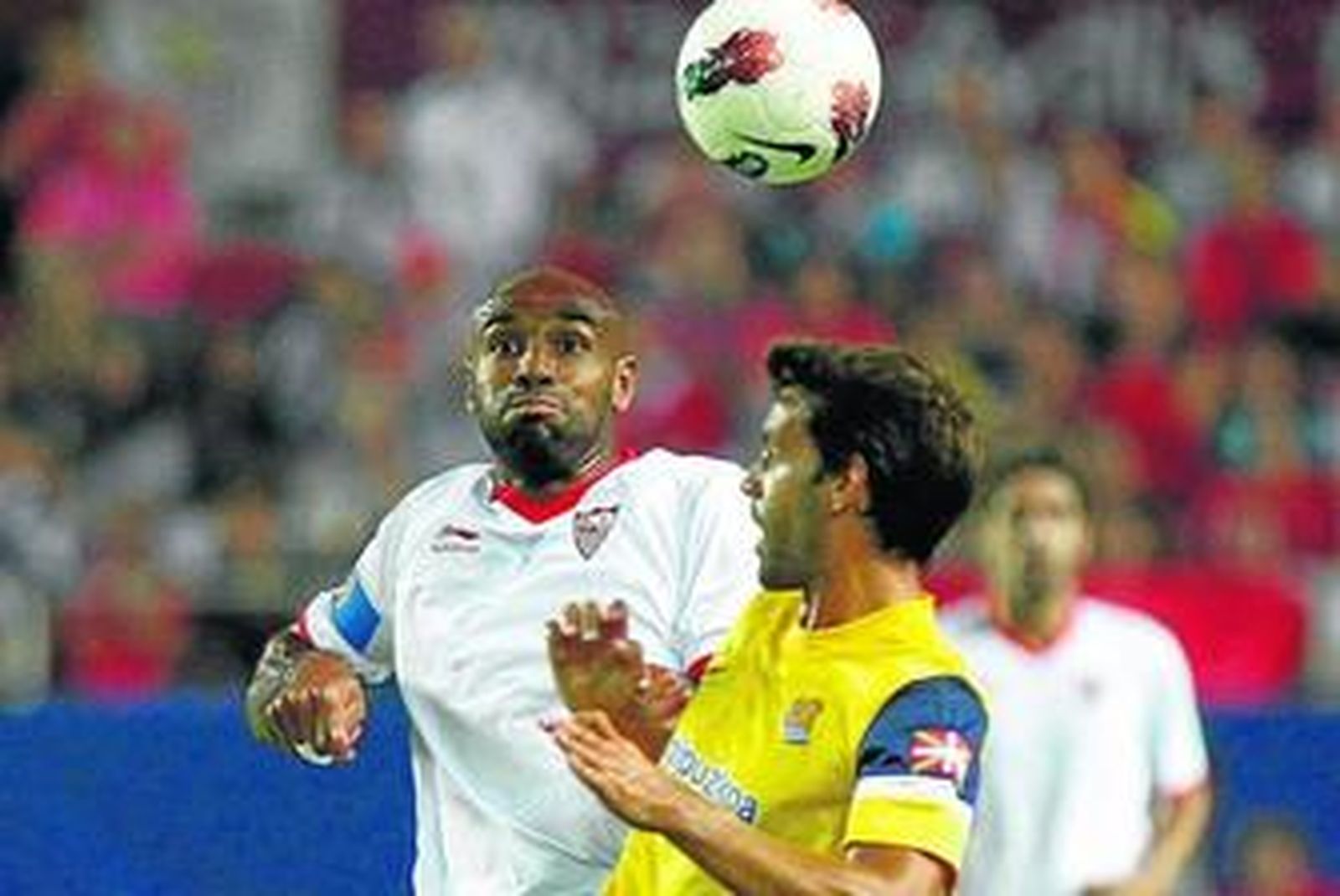 1. Kanoute mantiene un gesto extraño en la cara mientras disputa un balón en el aire con  Xabi Prieto antes de la sustitución de éste.  2. Marcelino instruye  a Coke durante un lance de la primera mitad, cuando no lograba interpretar bien el fútbol de su equipo. Luego mejoró. 3. Kanoute, autor del único gol del partido, es abrazado por Jesús Navas y Gary Medel en una imagen que muestra la alegría del grupo.